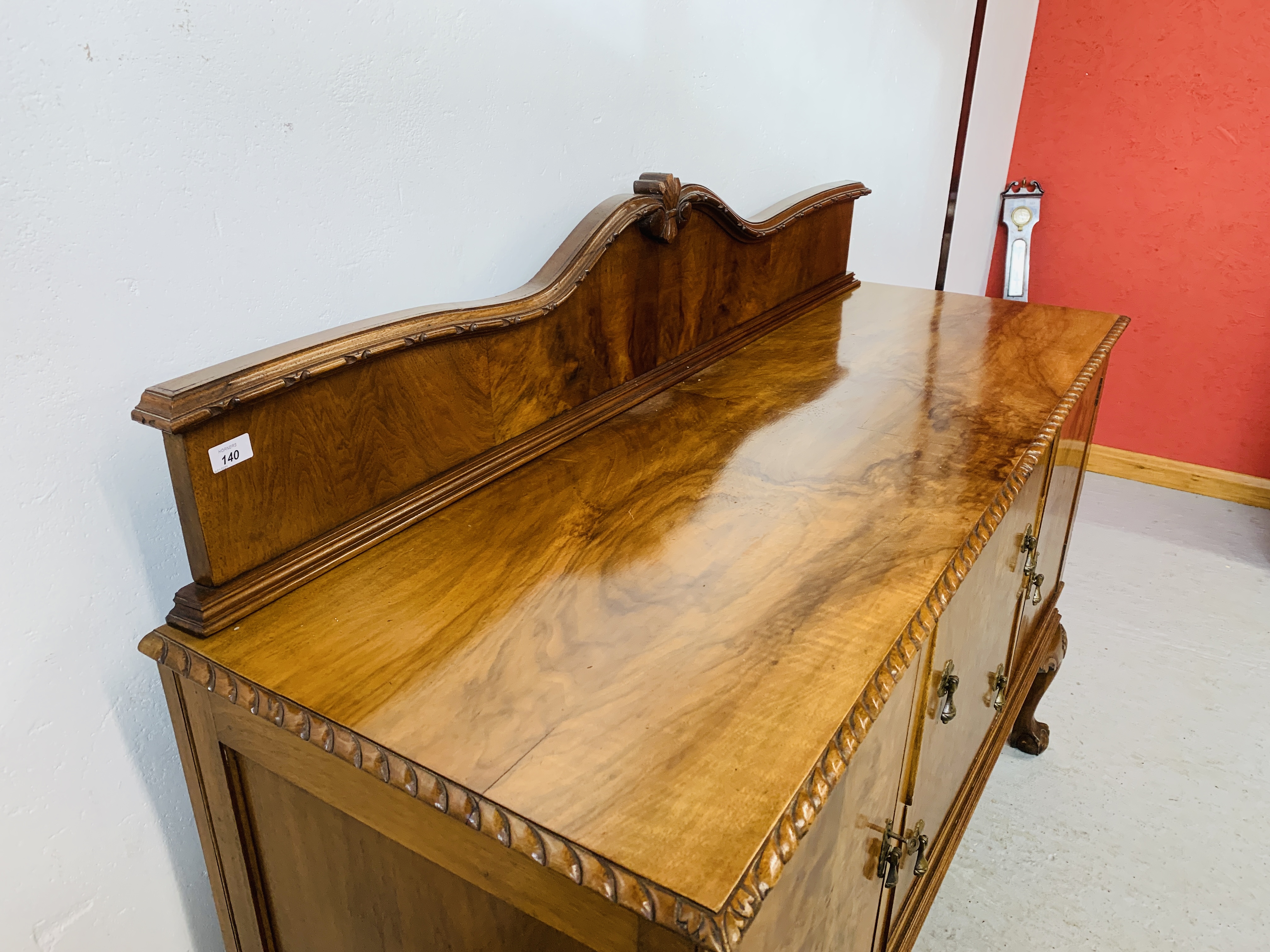 AN ELEGANT MAHOGANY SIDEBOARD, THE THREE CENTRAL DRAWERS FLANKED BY CABINETS, - Image 4 of 4