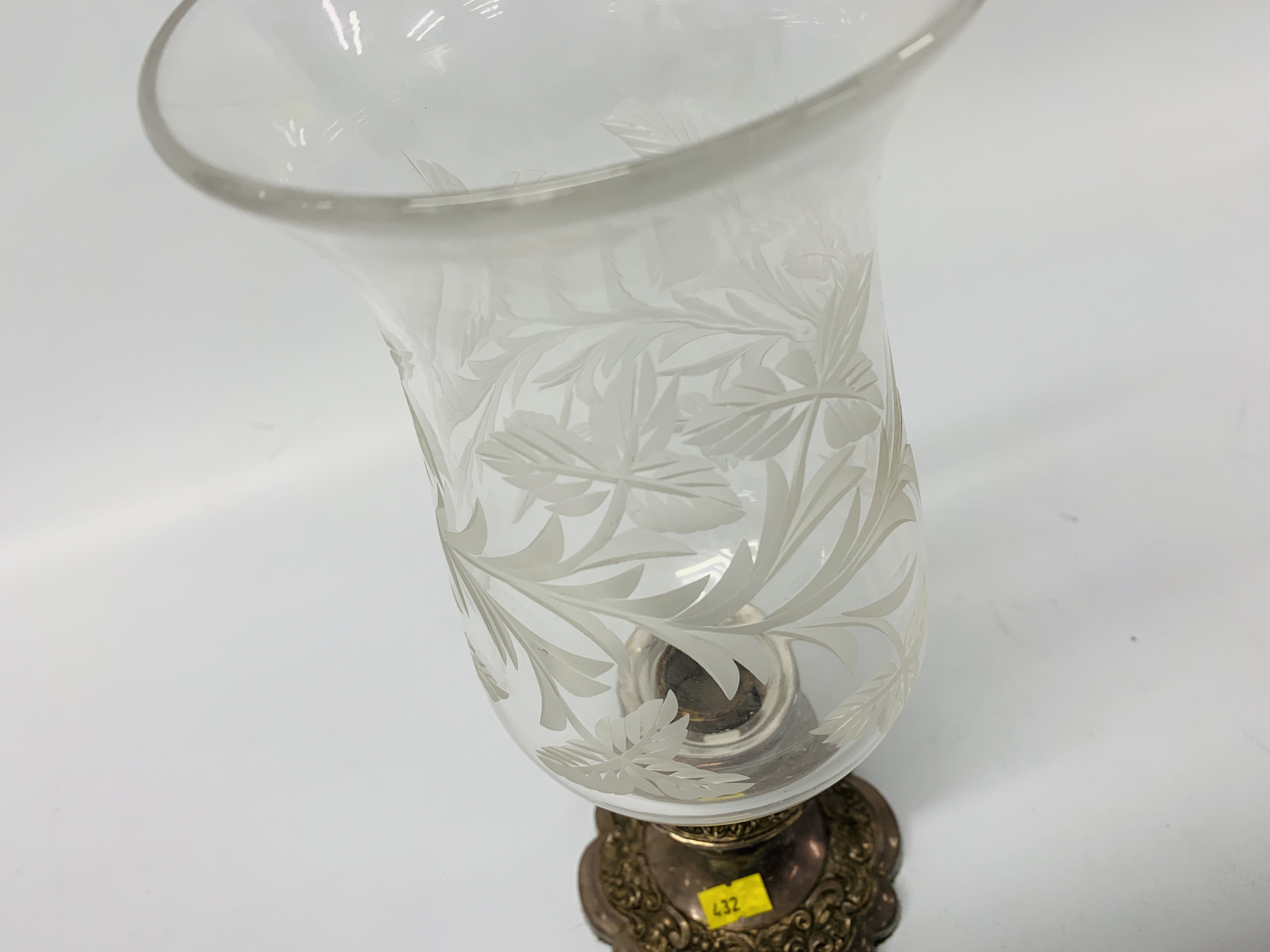 STYLISH MAPPIN & WEBB PLATED 2 BRANCH LOW CANDLE STICK TOGETHER WITH A VINTAGE ORNATE CANDLE HOLDER - Image 8 of 8