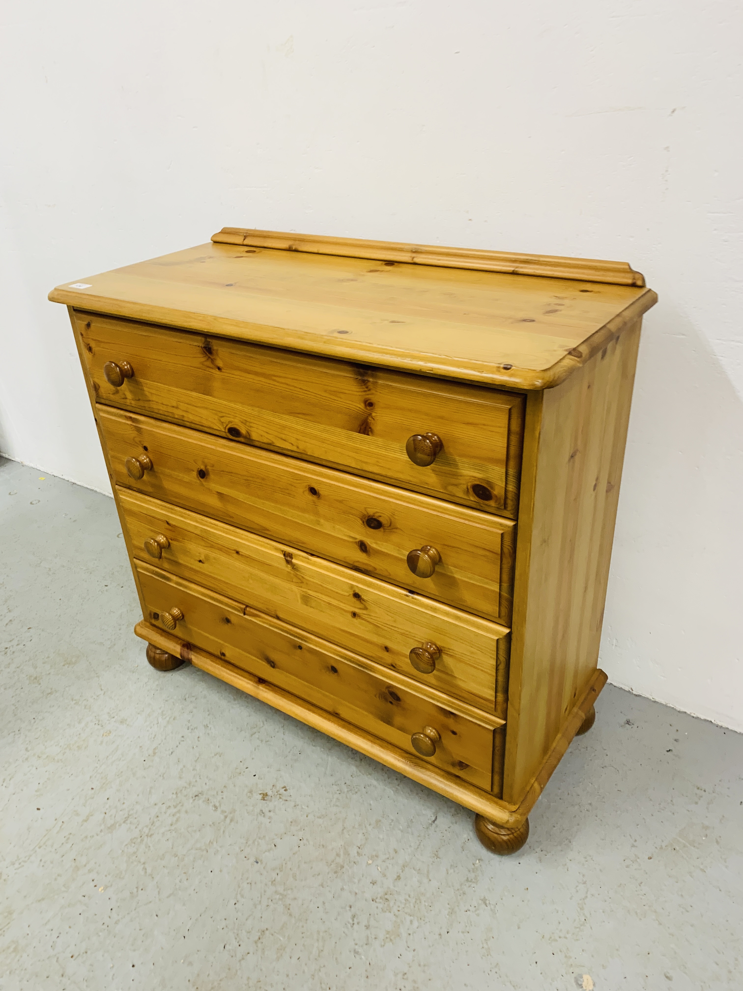 A HONEY PINE 4 DRAWER CHEST OF DRAWERS 90 x 40 x 84cm - Image 3 of 5