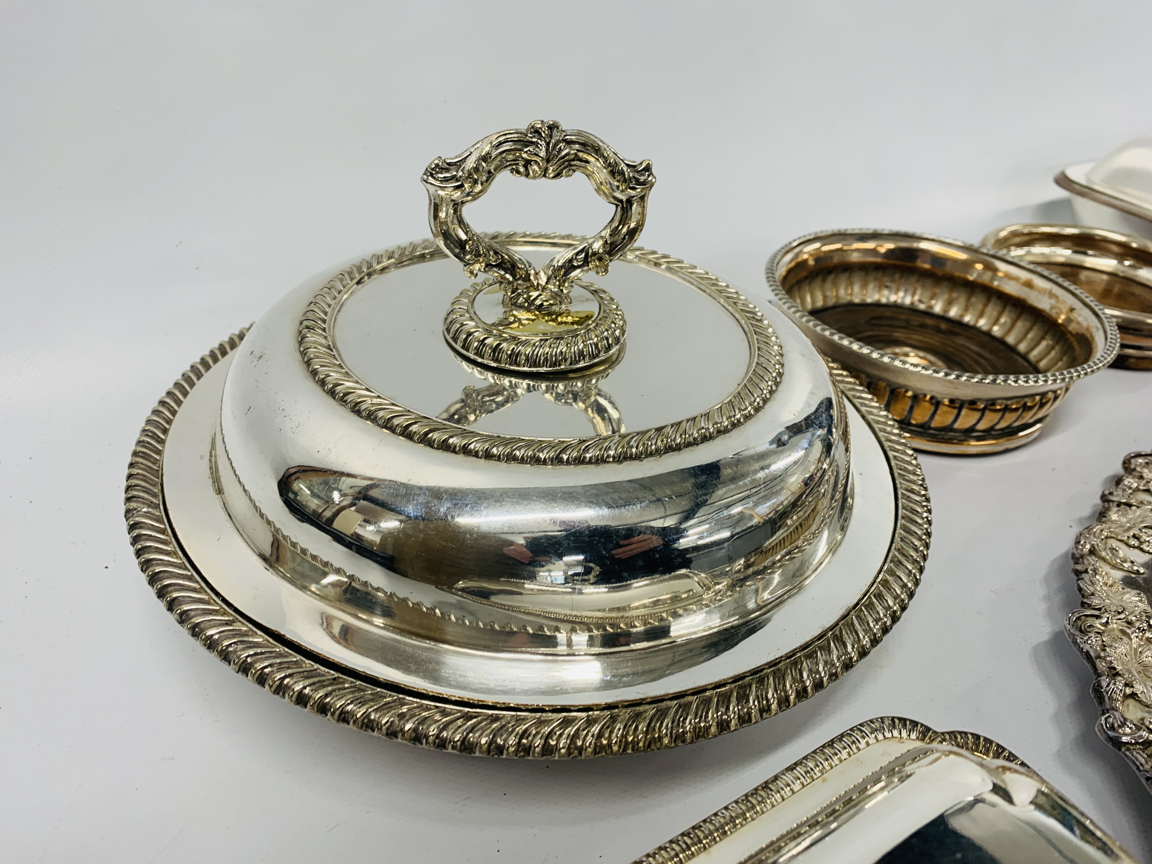 A GROUP OF GOOD QUALITY SILVER PLATED WARES TO INCLUDE OVAL TRAY LENGTH 45CM, - Image 2 of 12