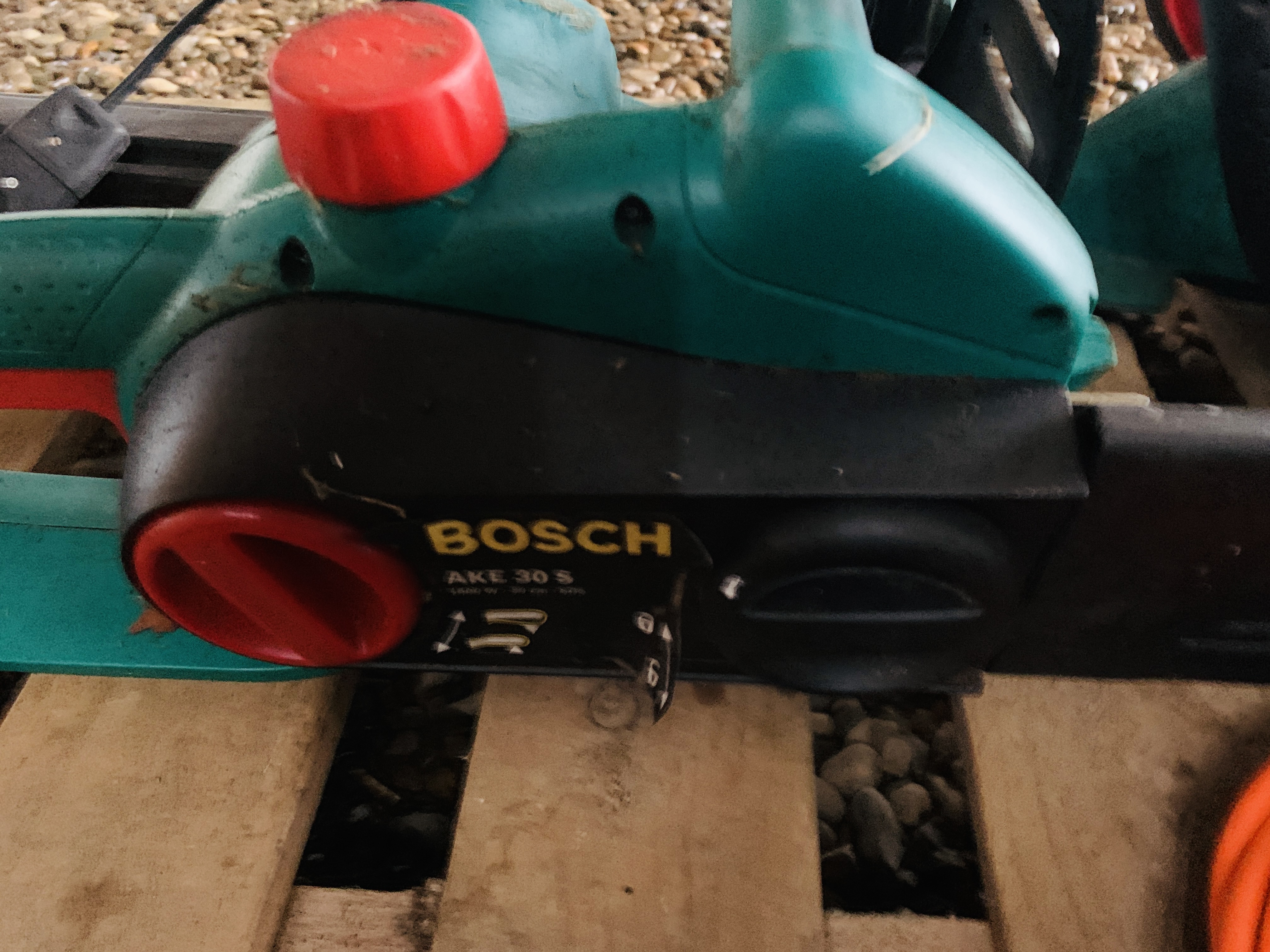 A BOSCH ELECTRIC CHAINSAW MODEL AKE 35 S AND A BOSCH ELECTRIC HEDGE TRIMMER MODEL AHS 7000-PRO-T - - Image 4 of 4