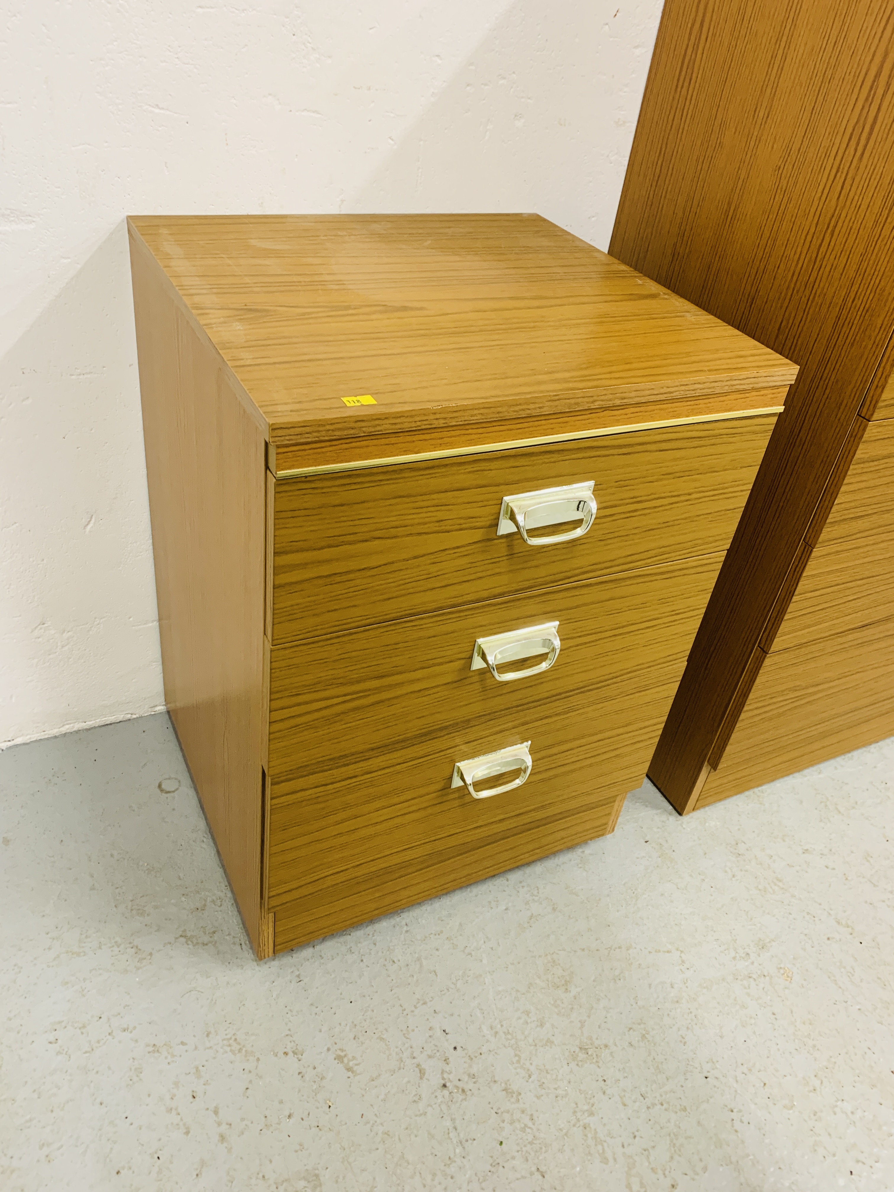 A MODERN WOOD GRAIN FINISH SIX DRAWER CHEST. WIDTH 77cm. HEIGHT 105cm. - Image 3 of 5