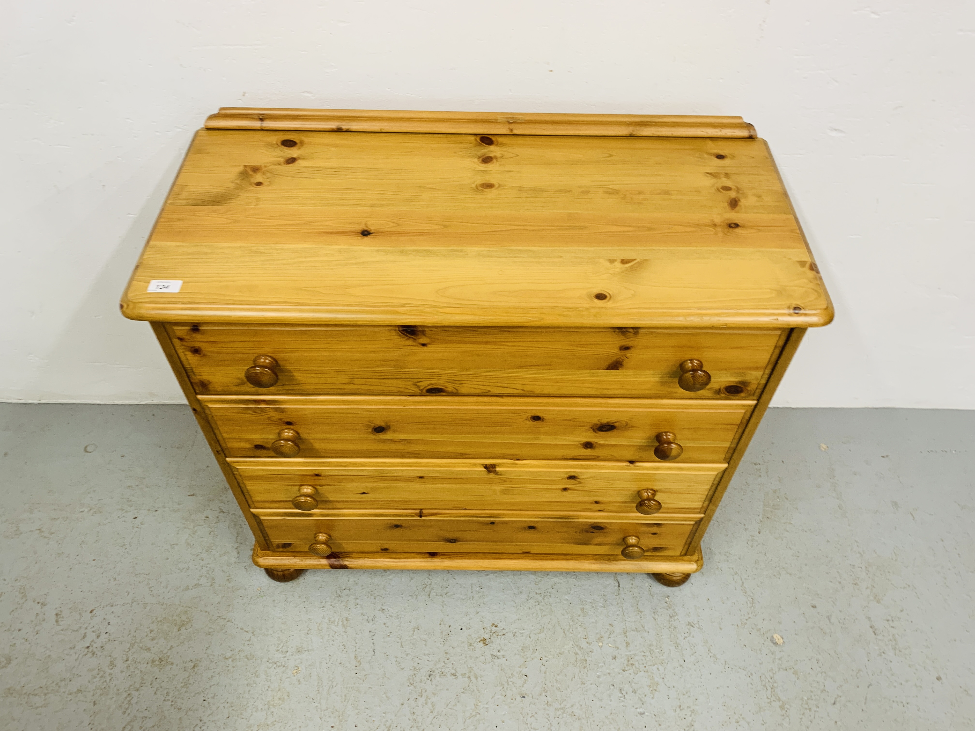 A HONEY PINE 4 DRAWER CHEST OF DRAWERS 90 x 40 x 84cm - Image 2 of 5