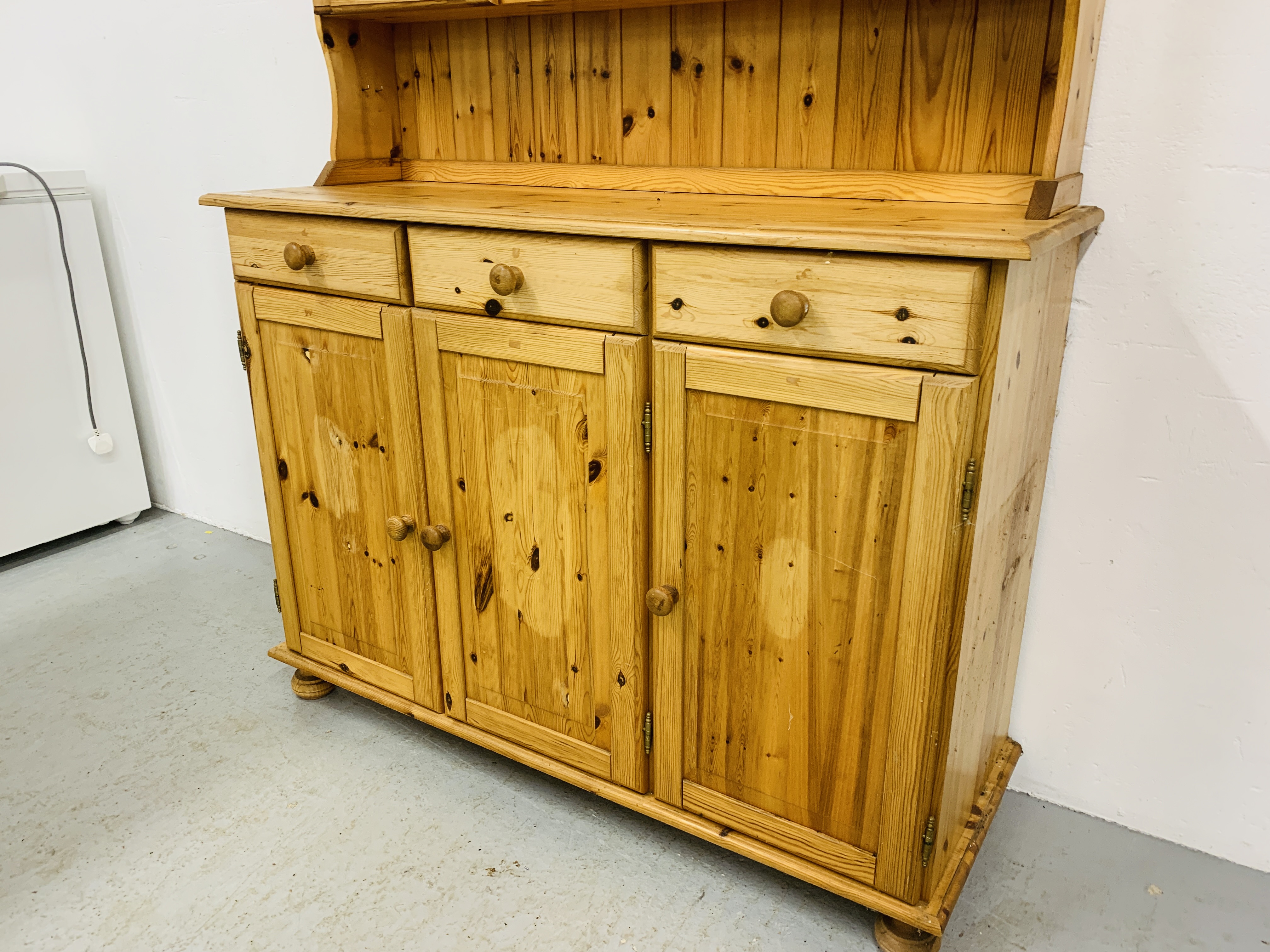 HONEY PINE TRADITIONAL KITCHEN DRESSER, THE UPPER WITH TWO GLAZED DOORS, - Image 6 of 6