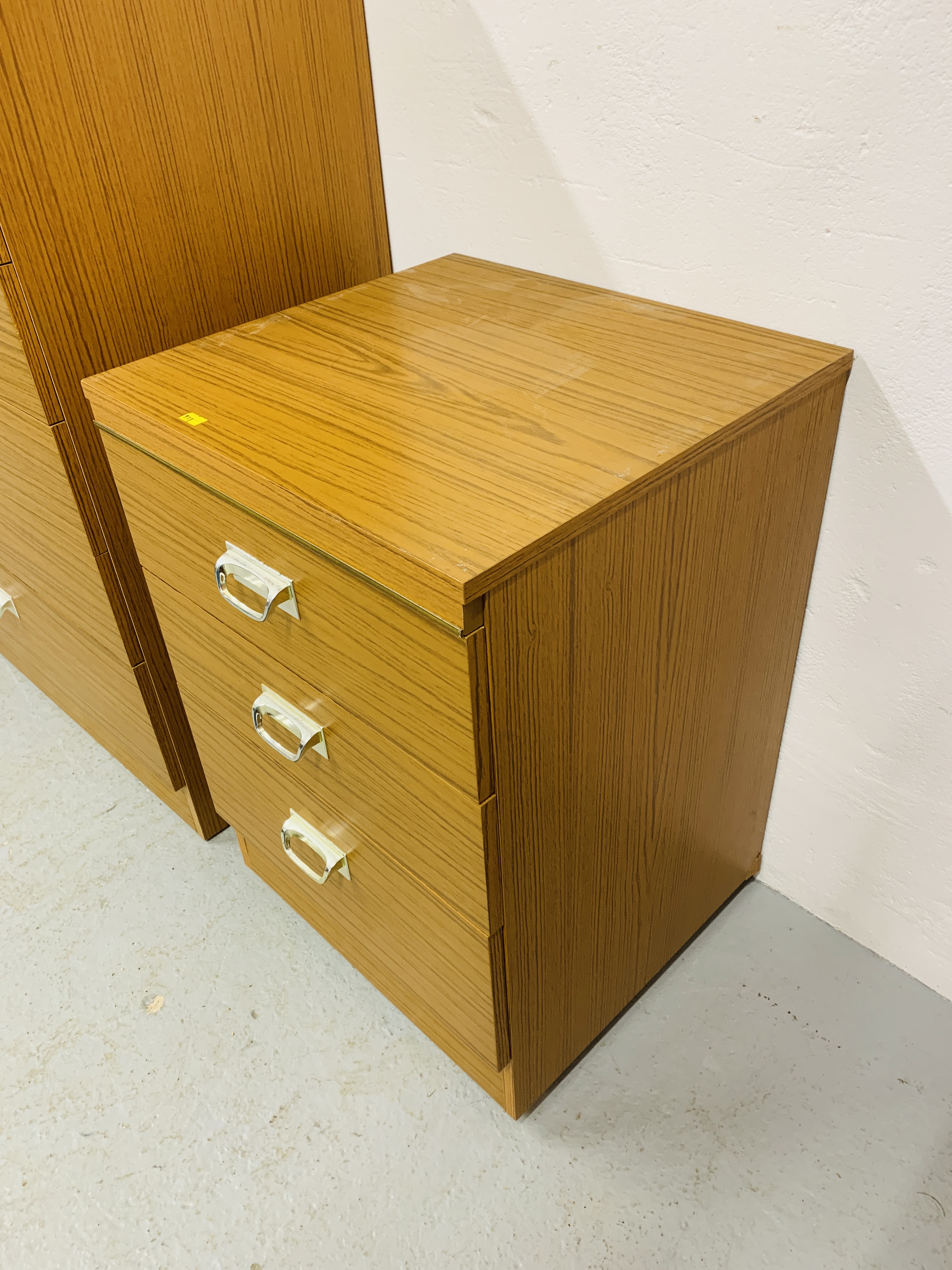 A MODERN WOOD GRAIN FINISH SIX DRAWER CHEST. WIDTH 77cm. HEIGHT 105cm. - Image 4 of 5