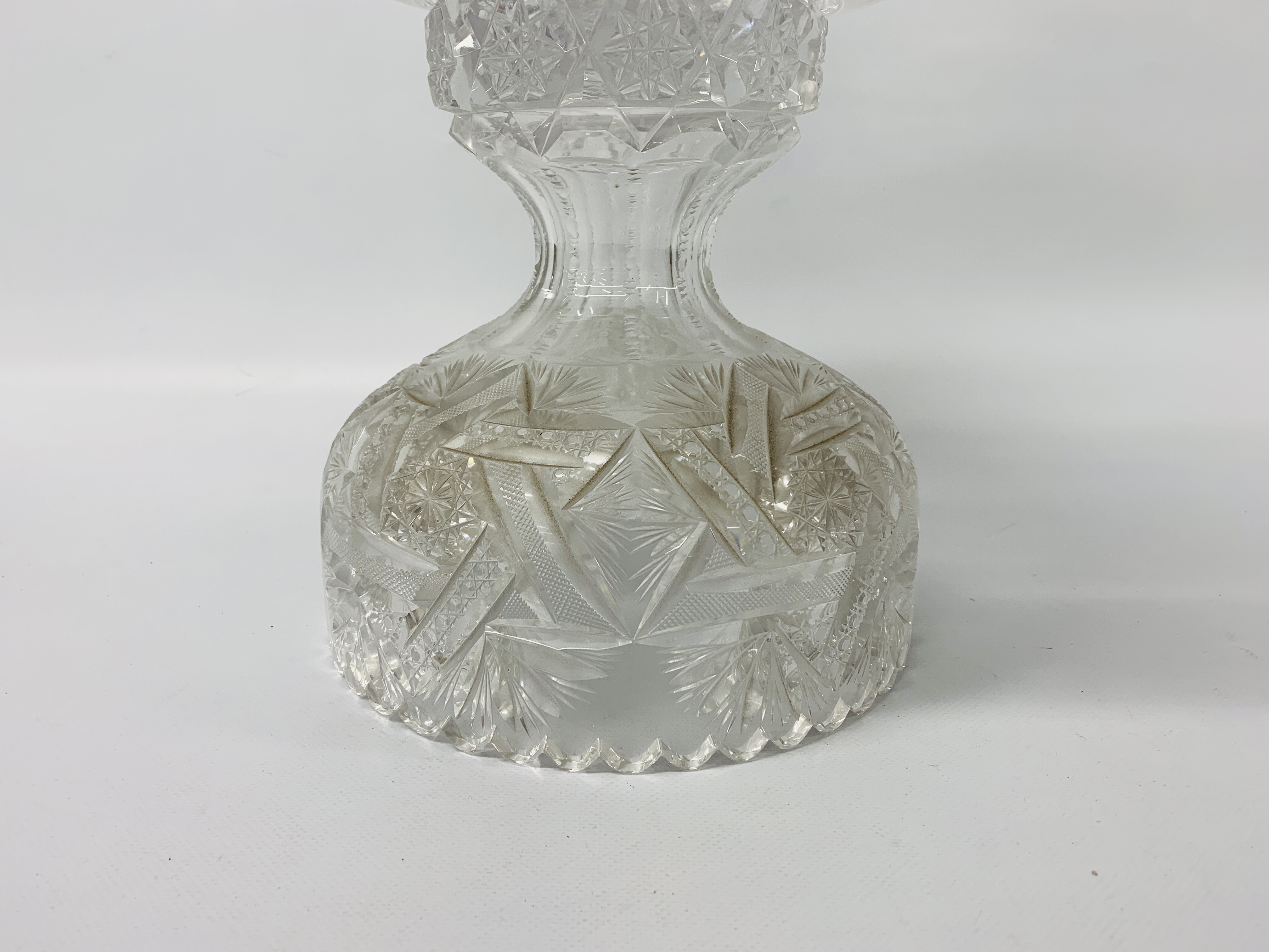 ORNATE LEAD CRYSTAL CENTRE PIECE COMPRISING OF A BASE & LARGE INSET BOWL - Image 3 of 8