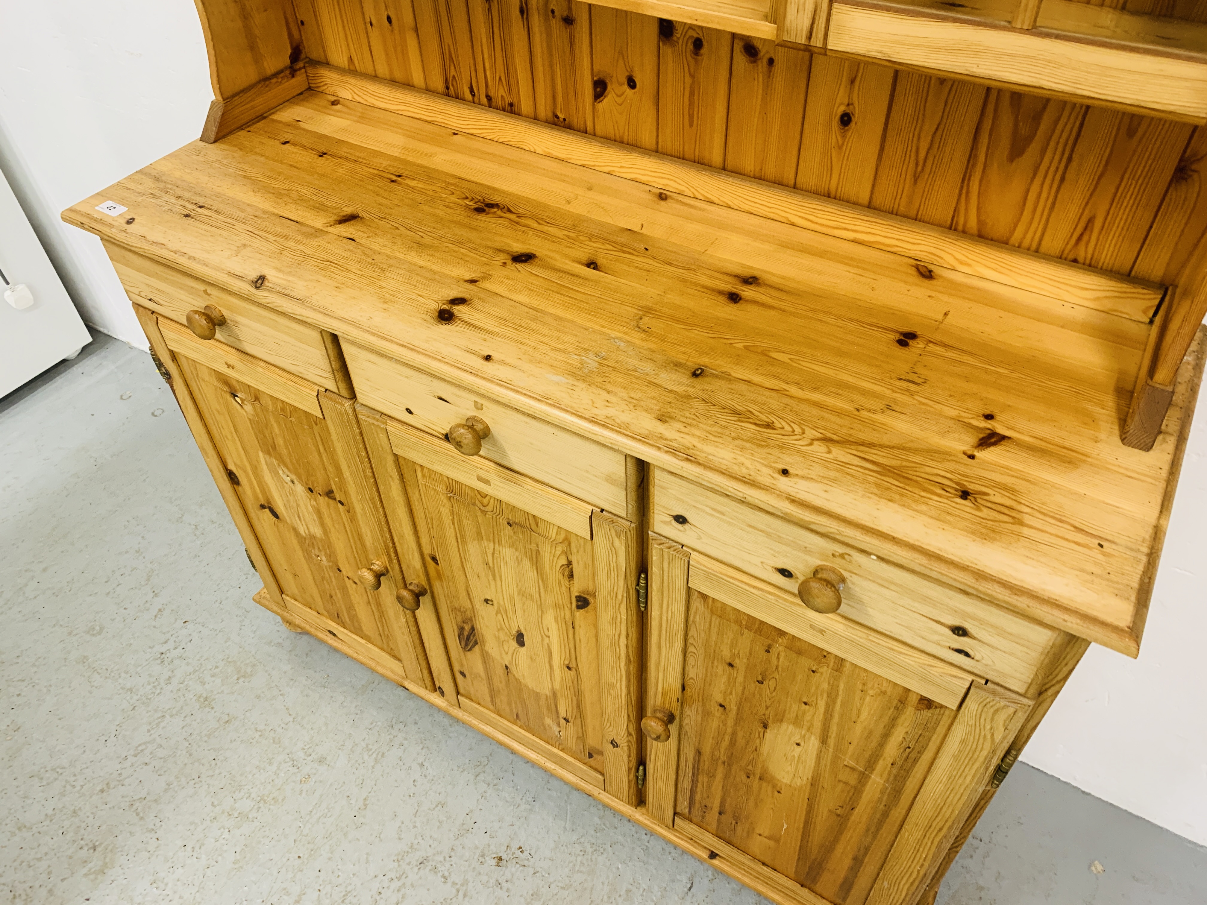 HONEY PINE TRADITIONAL KITCHEN DRESSER, THE UPPER WITH TWO GLAZED DOORS, - Image 3 of 6