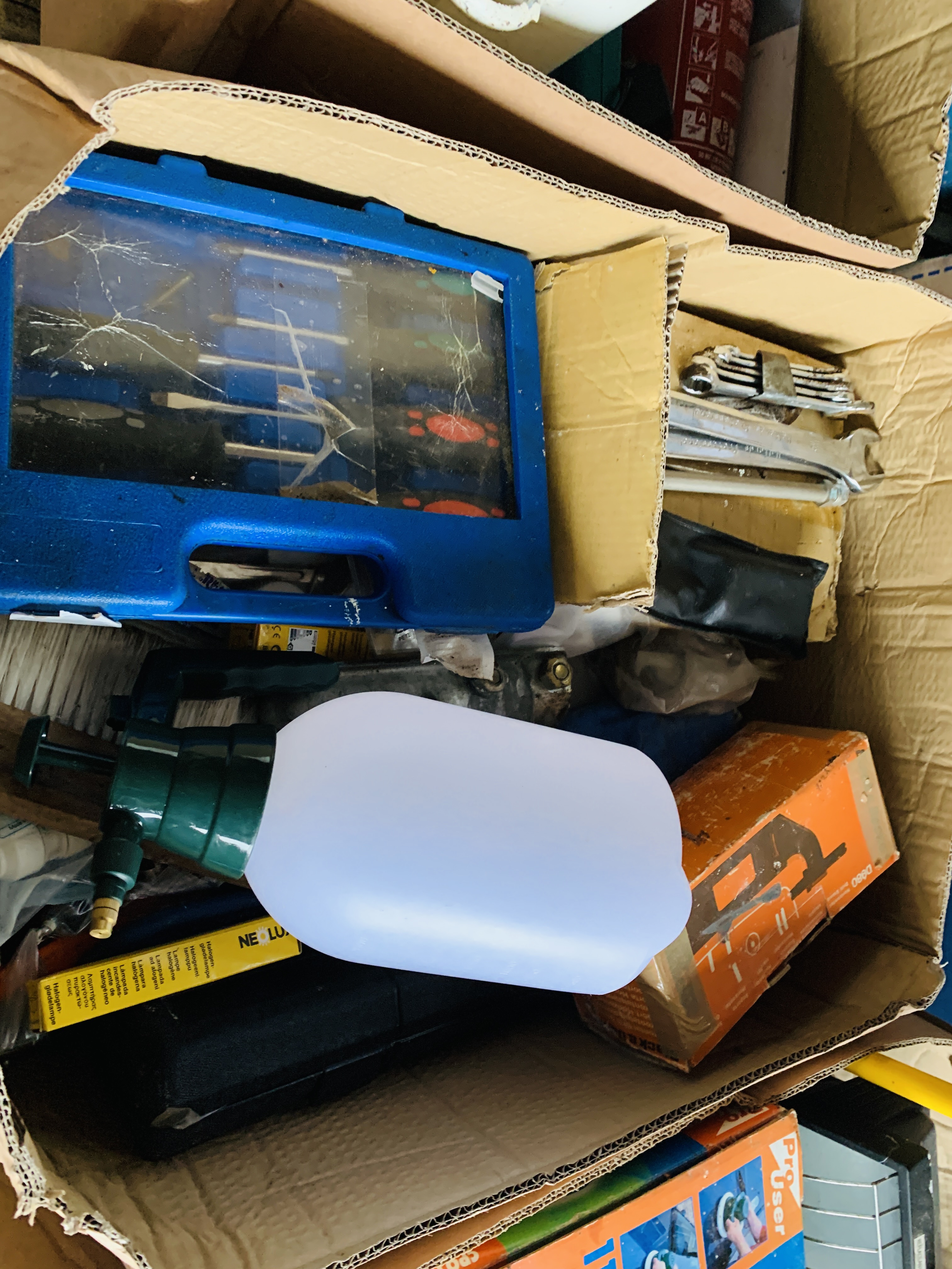 8 BOXES CONTAINING ASSORTED SHED SUNDRIES TO INCLUDE FLOOD LAMPS, EXTENSION LEADS, - Image 3 of 14