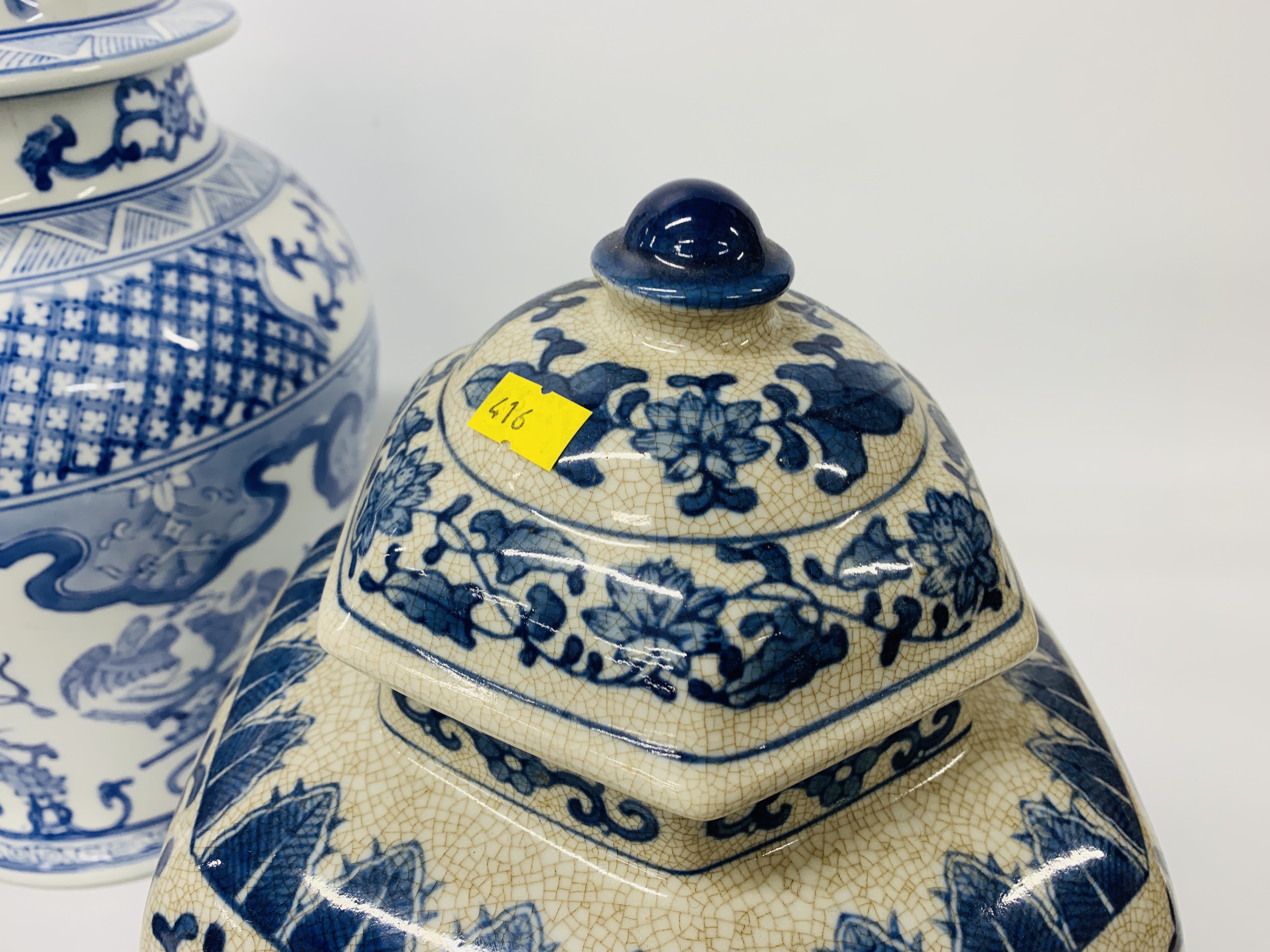 PAIR OF ORIENTAL BLUE & WHITE REPRODUCTION LIDDED URNS + FURTHER LIDDED JAR (SMALL HAIRLINE CRACK) - Image 3 of 6