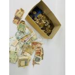 A QUANTITY OF ASSORTED COINAGE AND BANK NOTES TO INCLUDE COMMEMORATIVE CROWNS