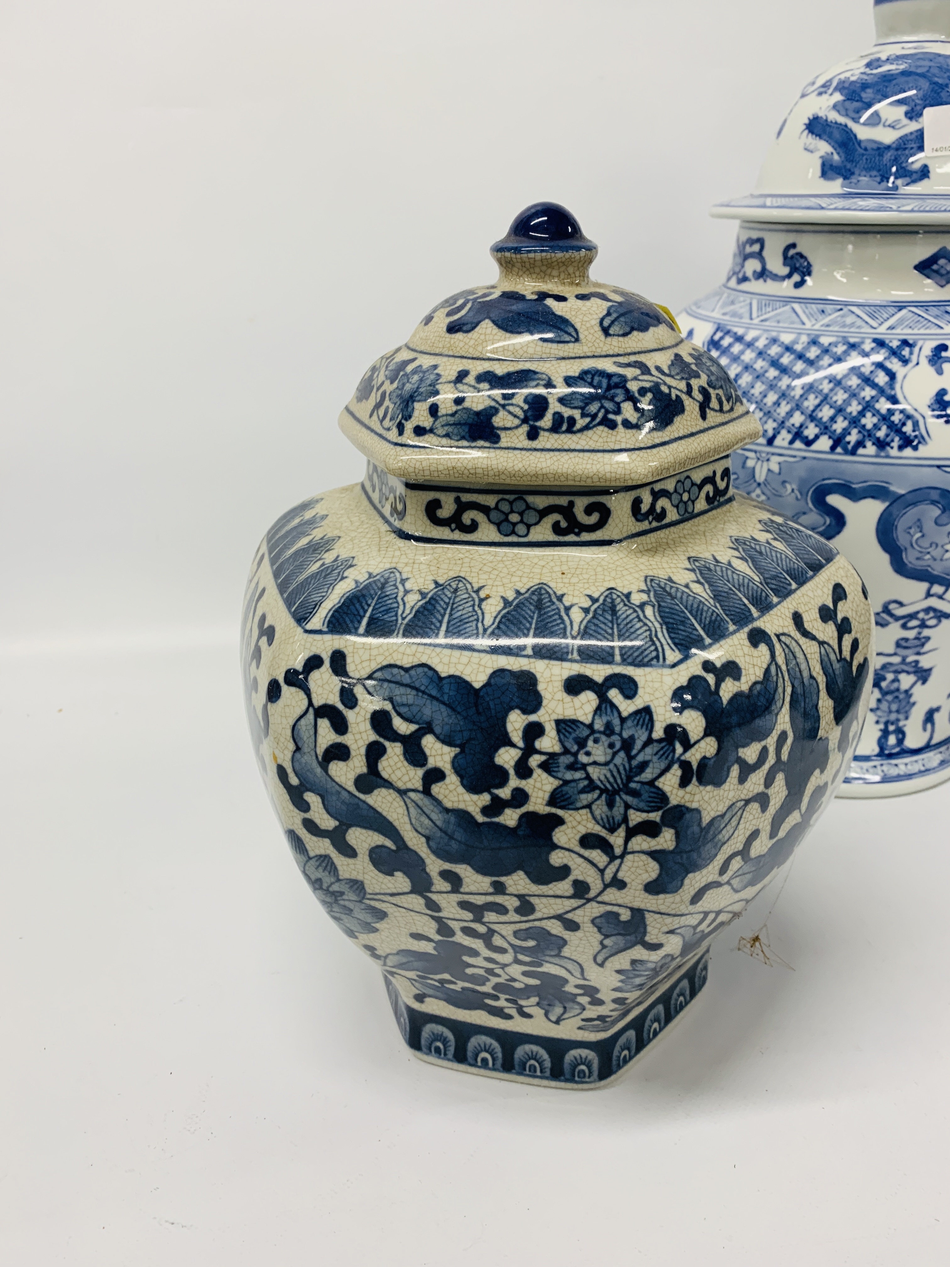 PAIR OF ORIENTAL BLUE & WHITE REPRODUCTION LIDDED URNS + FURTHER LIDDED JAR (SMALL HAIRLINE CRACK) - Image 6 of 6