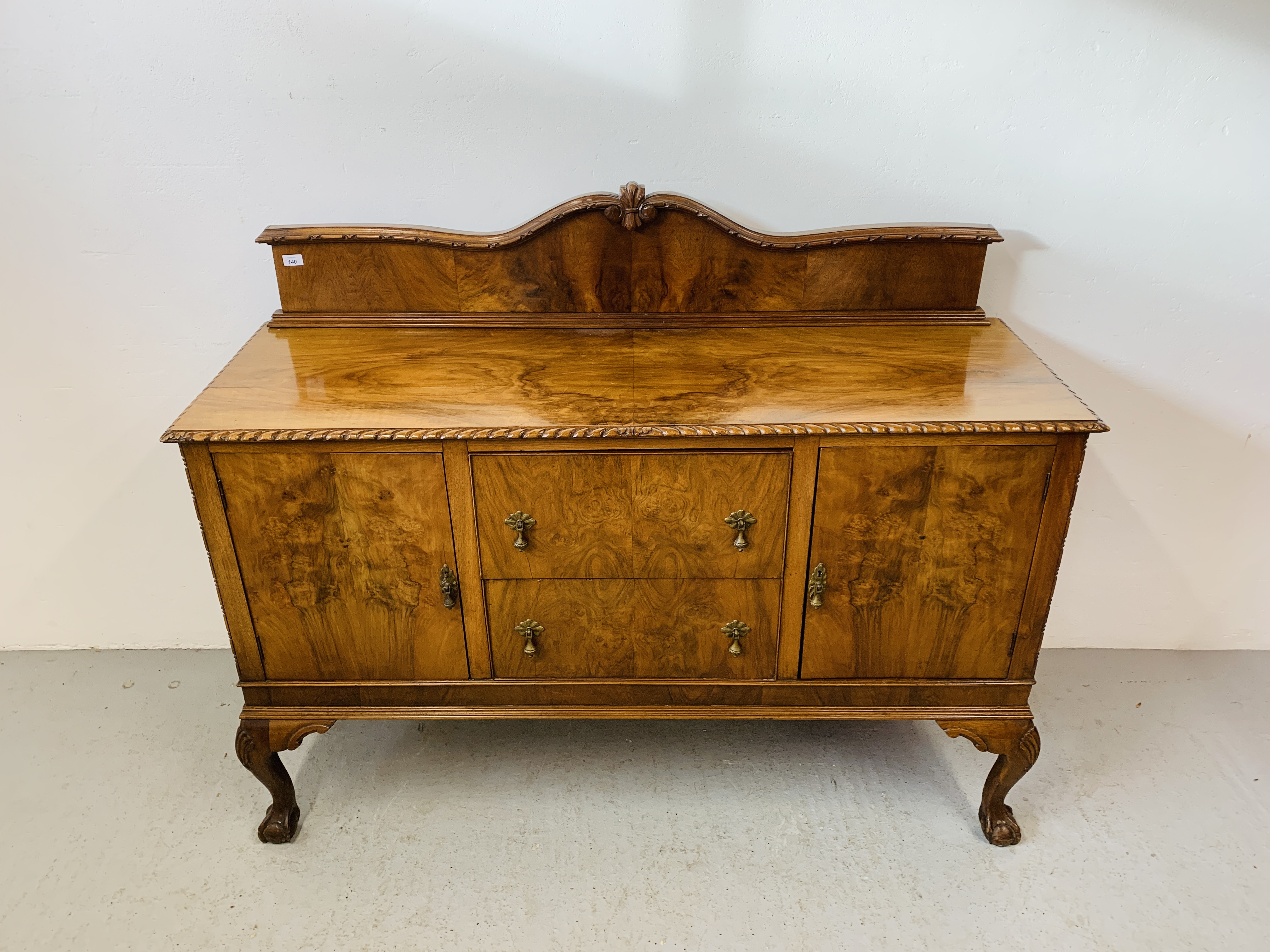 AN ELEGANT MAHOGANY SIDEBOARD, THE THREE CENTRAL DRAWERS FLANKED BY CABINETS, - Image 2 of 4