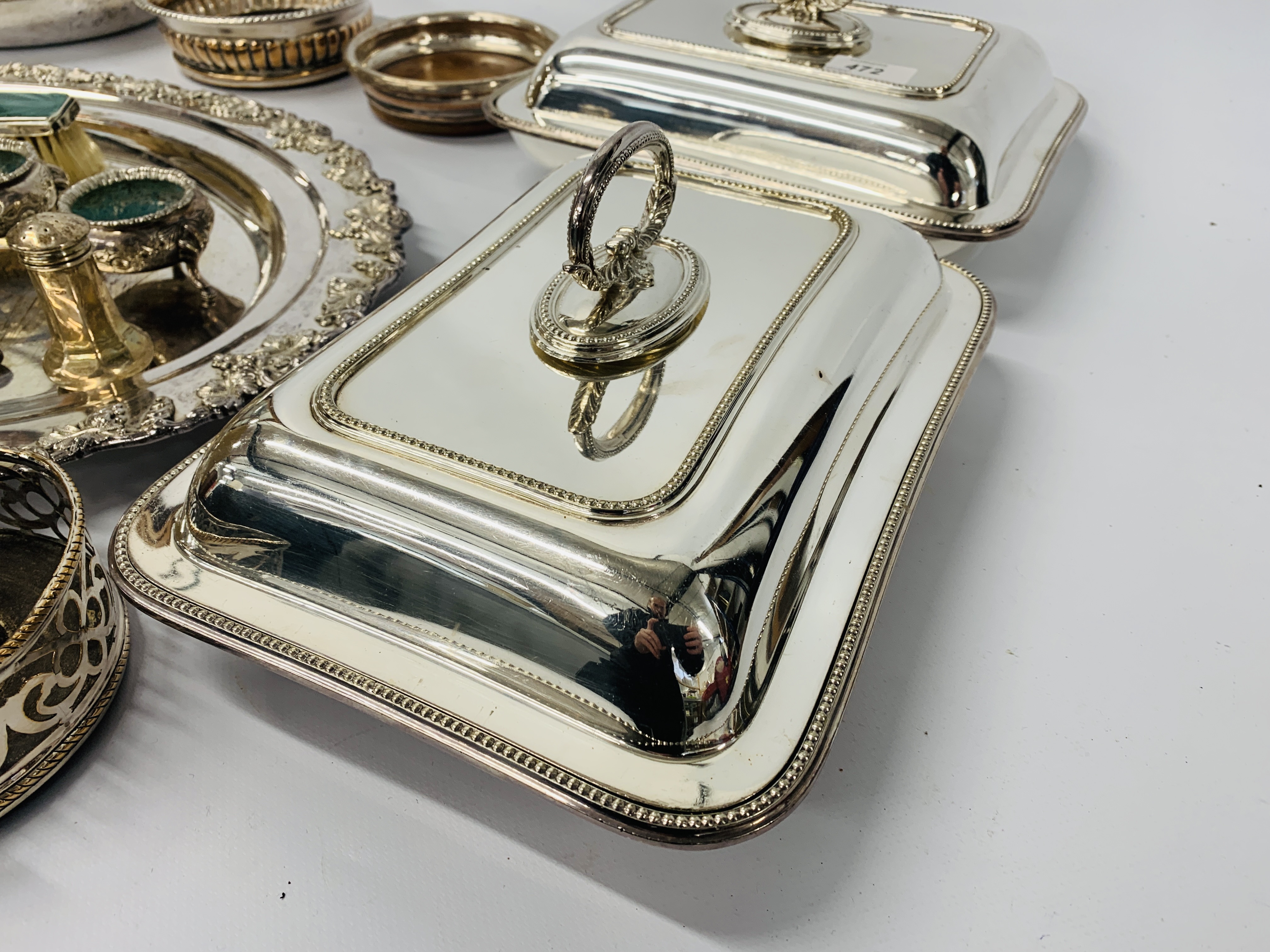 A GROUP OF GOOD QUALITY SILVER PLATED WARES TO INCLUDE OVAL TRAY LENGTH 45CM, - Image 4 of 12