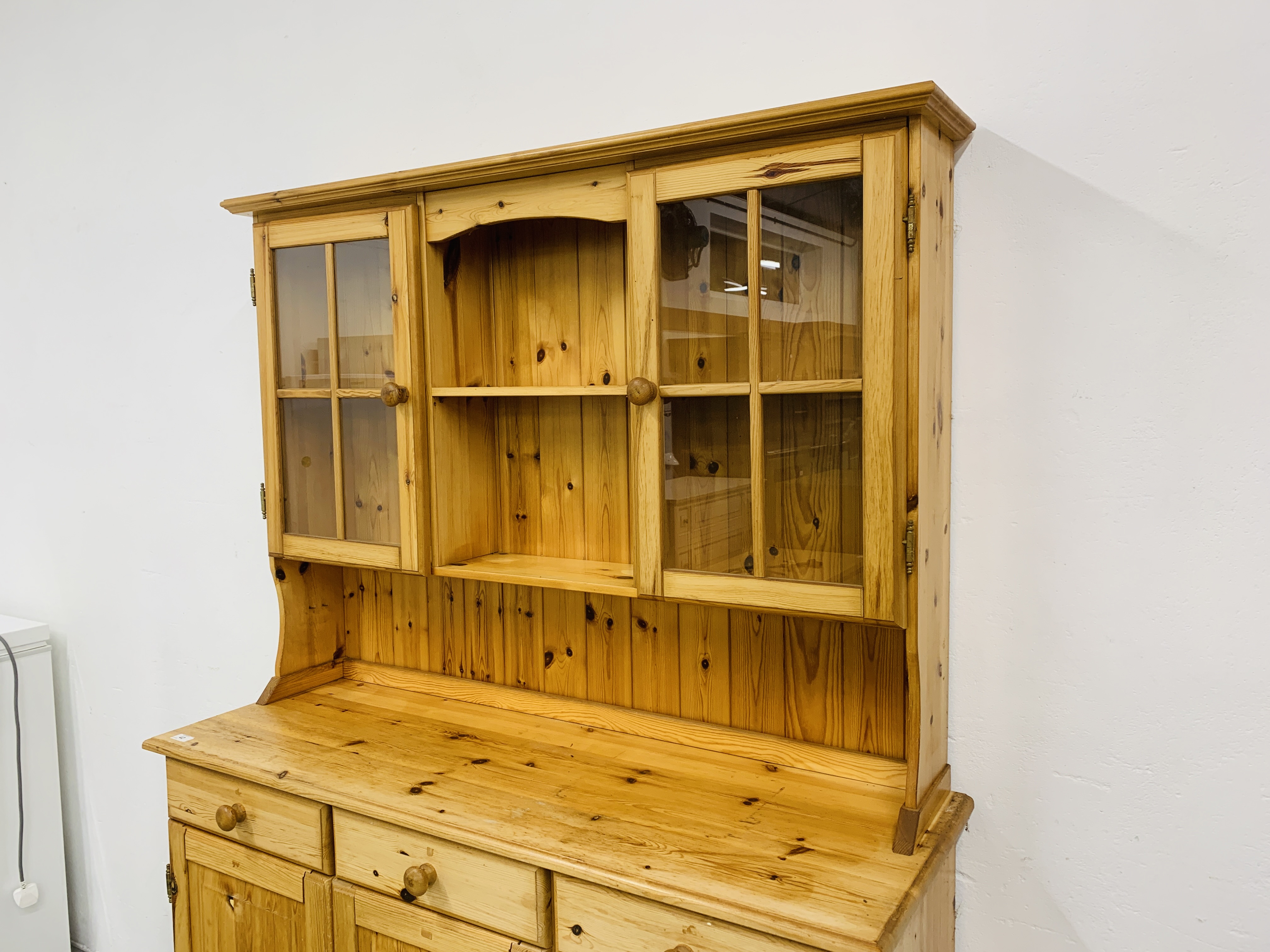 HONEY PINE TRADITIONAL KITCHEN DRESSER, THE UPPER WITH TWO GLAZED DOORS, - Image 2 of 6