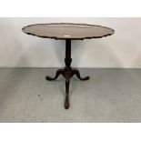 AN ANTIQUE MAHOGANY TILT TOP PEDESTAL OCCASIONAL TABLE,