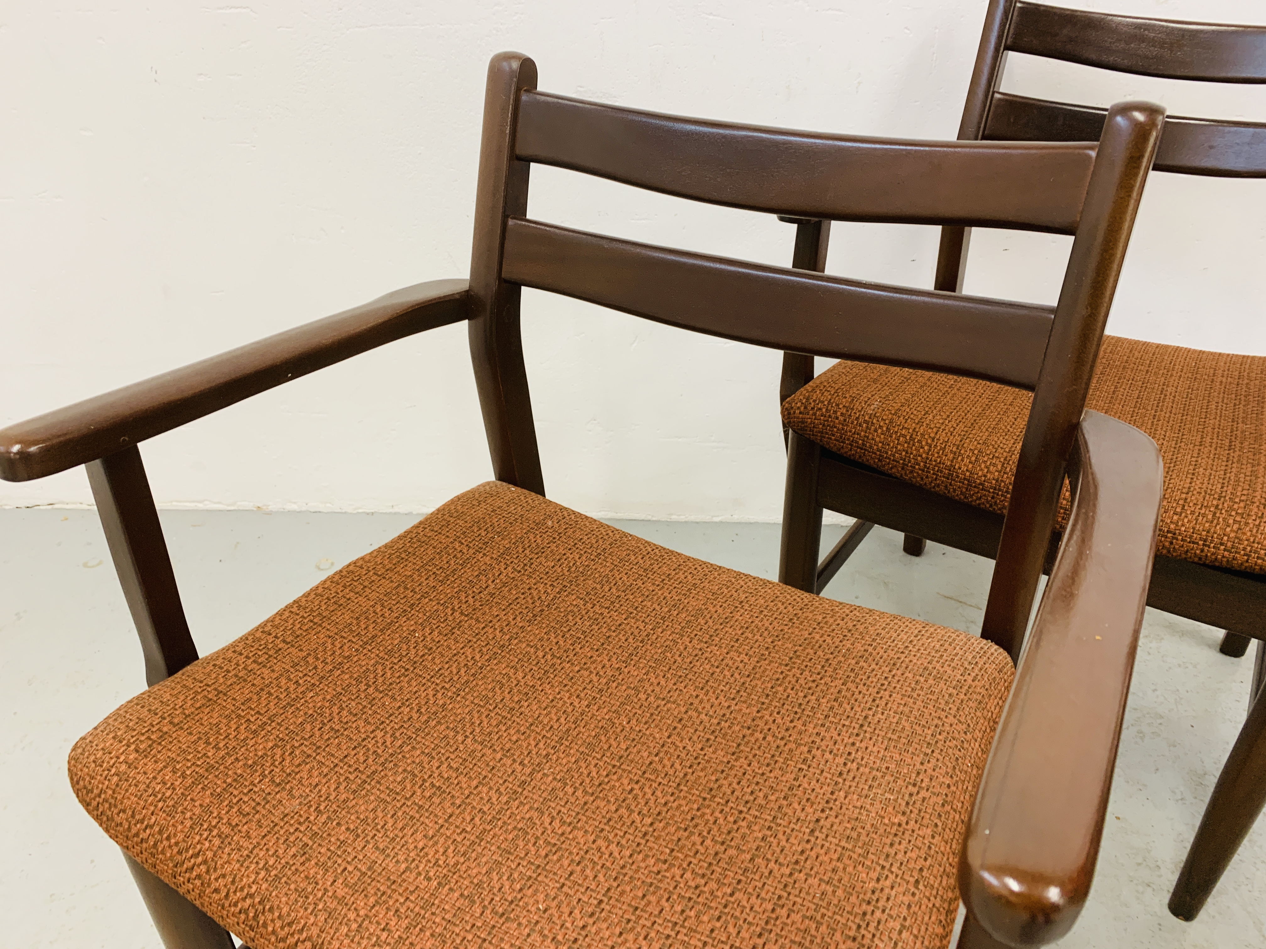 A SET OF FOUR RETRO DINING CHAIRS (TWO SIDE, - Image 8 of 8