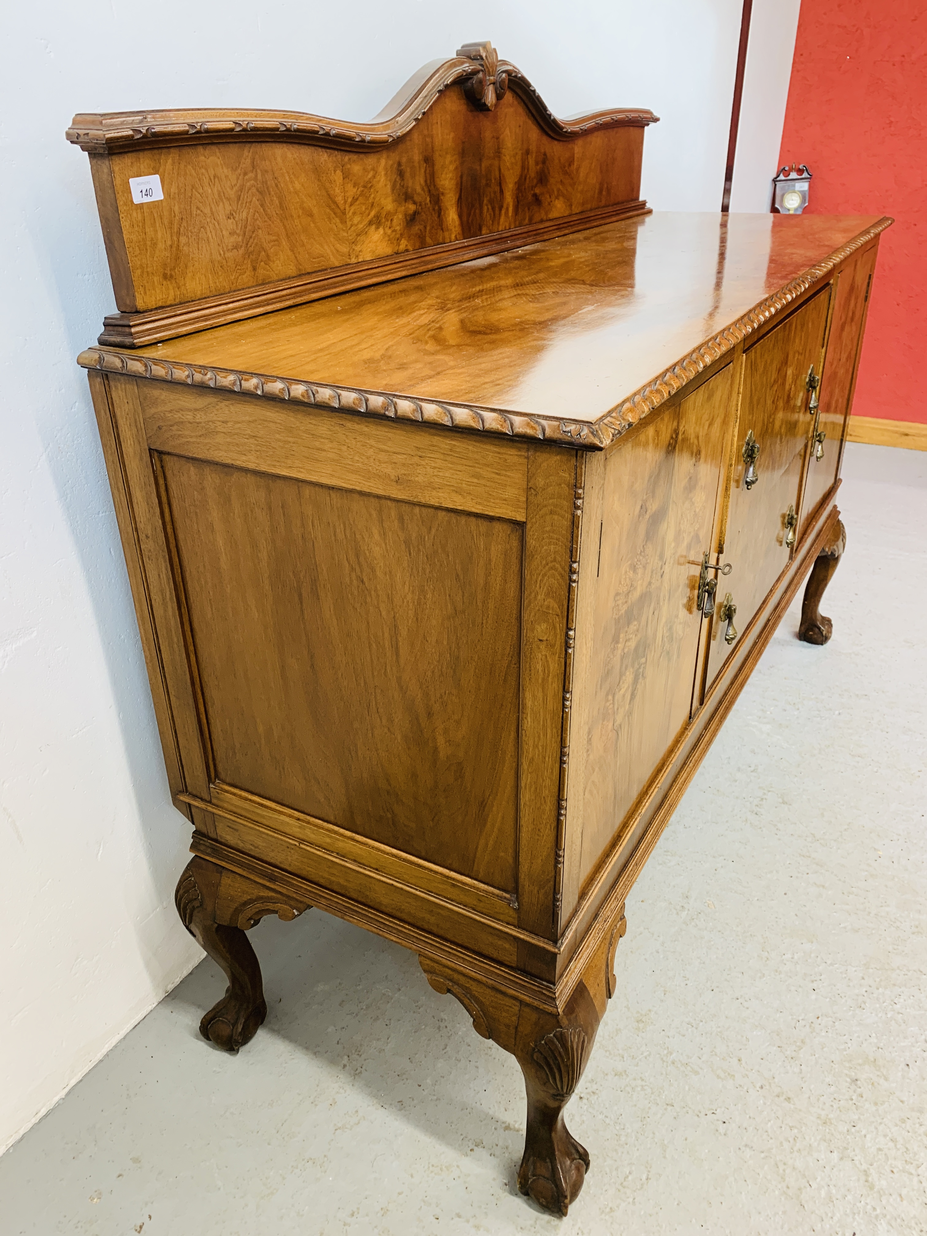 AN ELEGANT MAHOGANY SIDEBOARD, THE THREE CENTRAL DRAWERS FLANKED BY CABINETS, - Image 3 of 4