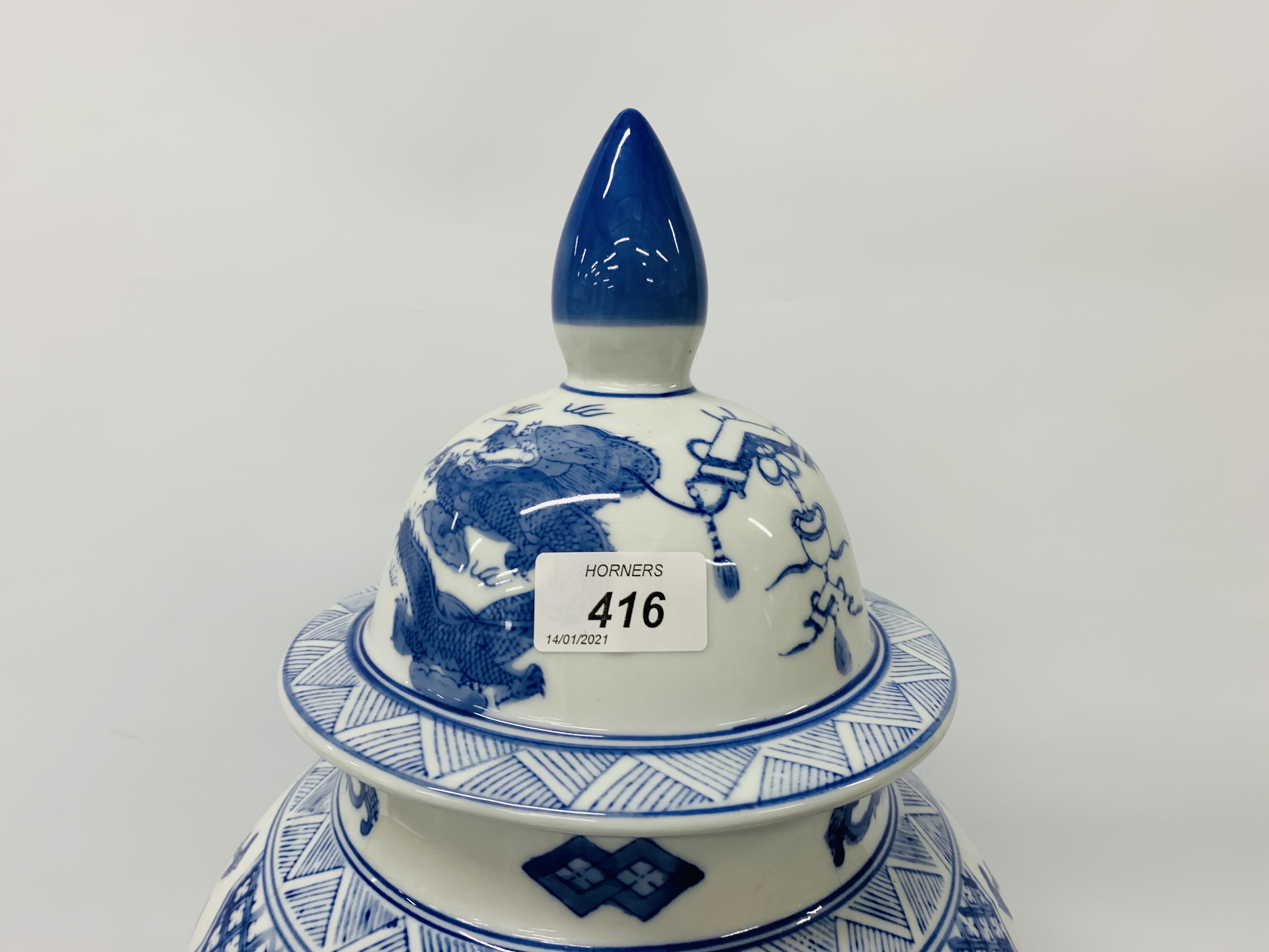 PAIR OF ORIENTAL BLUE & WHITE REPRODUCTION LIDDED URNS + FURTHER LIDDED JAR (SMALL HAIRLINE CRACK) - Image 4 of 6