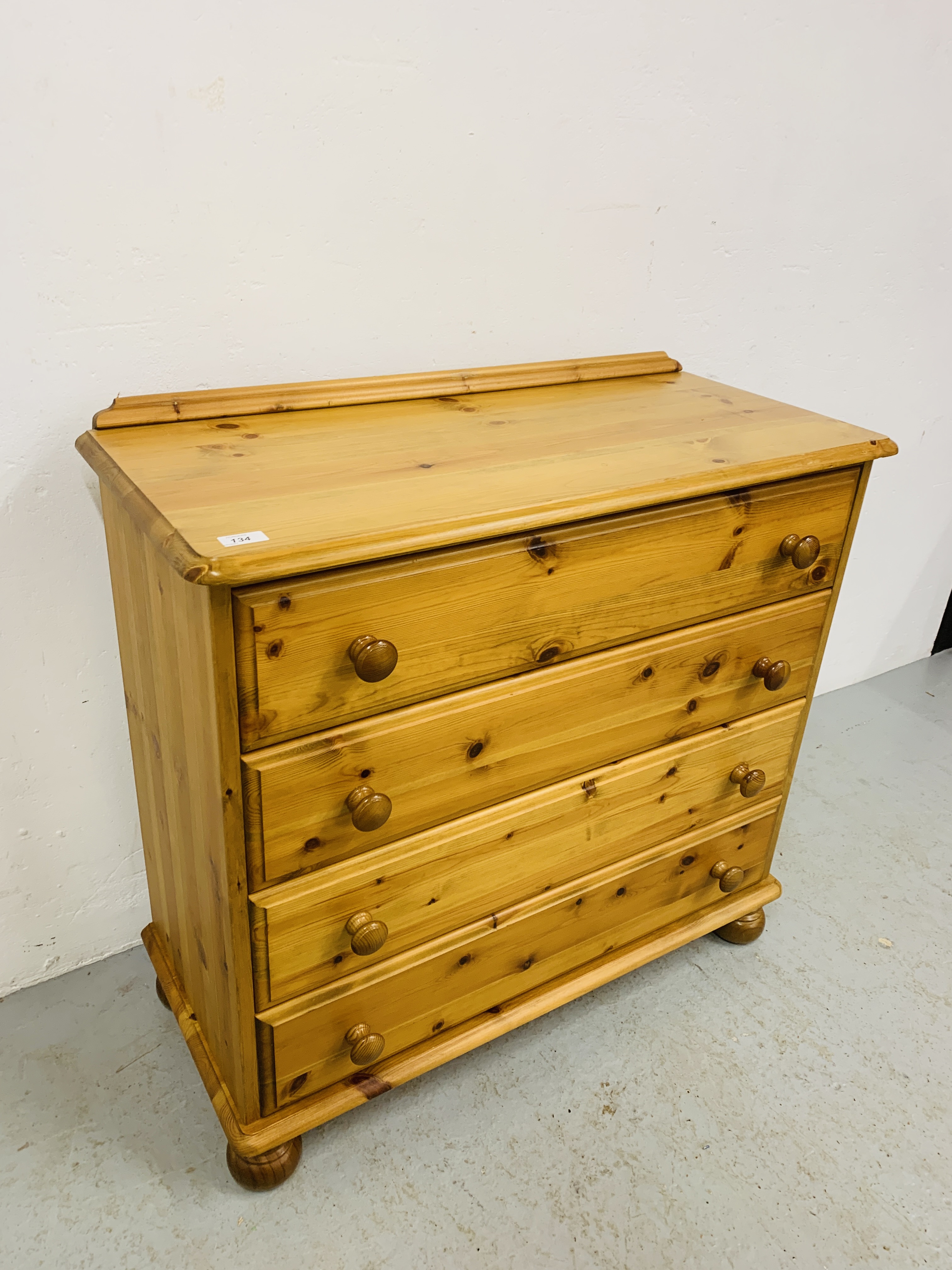 A HONEY PINE 4 DRAWER CHEST OF DRAWERS 90 x 40 x 84cm - Image 4 of 5
