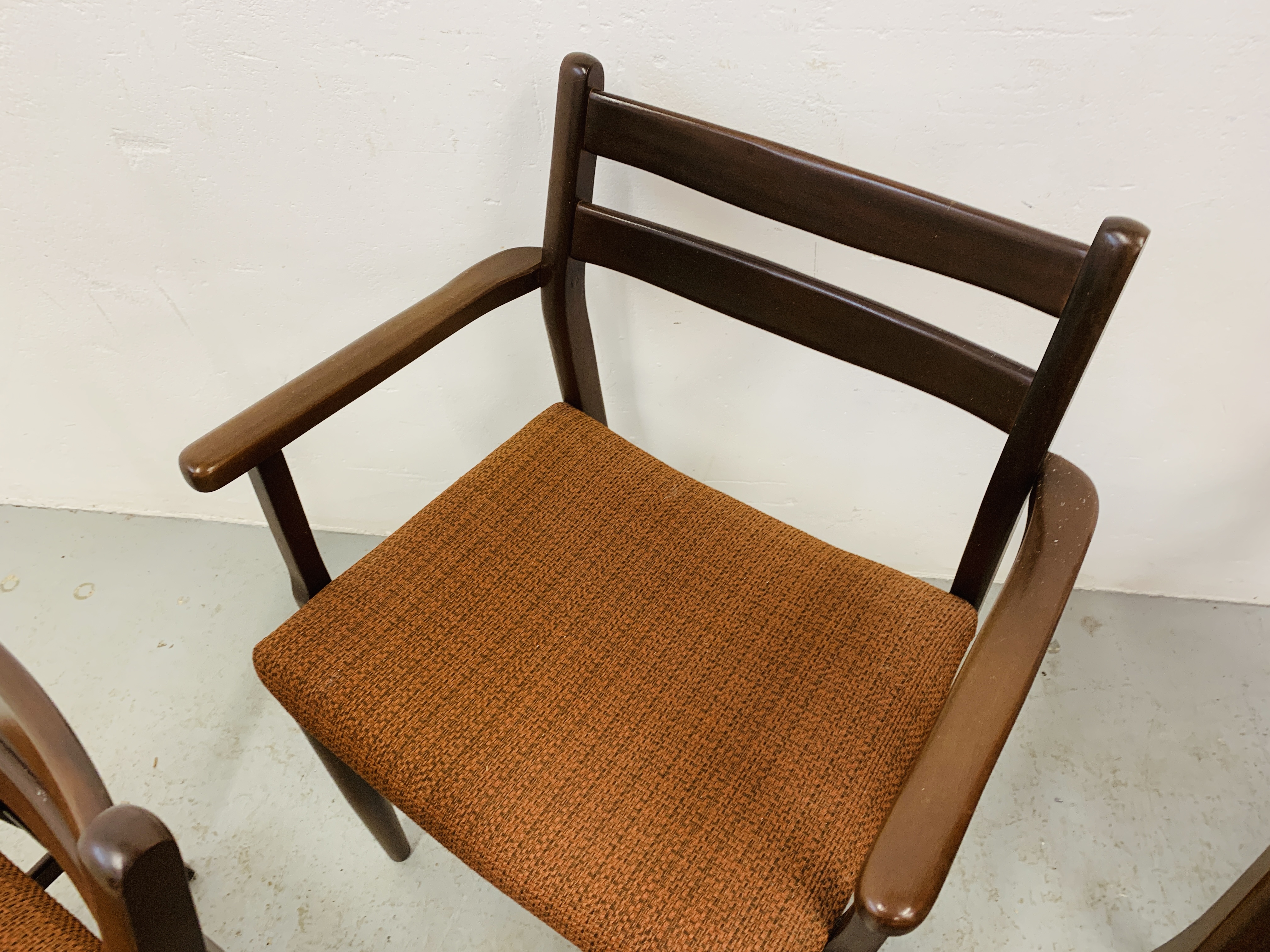 A SET OF FOUR RETRO DINING CHAIRS (TWO SIDE, - Image 4 of 8