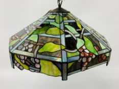 A REPRODUCTION OCTAGONAL TIFFANY STYLE PENDANT LIGHT FITTING,