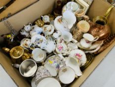 A BOX CONTAINING DECORATIVE CERAMICS AND BRASSWARE TO INCLUDE IMPERIAL TEAWARE,