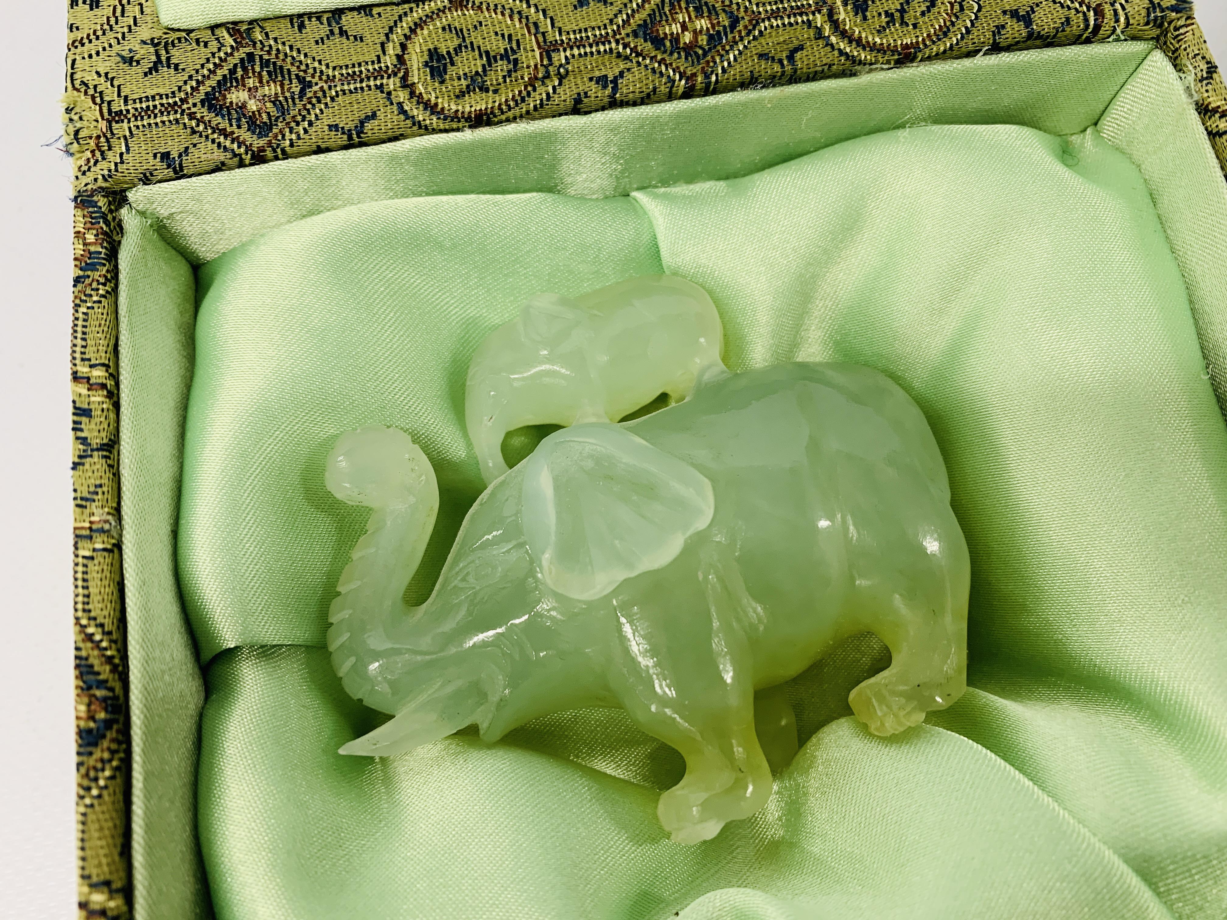 TWO JADE MINATURE ANIMAL SCULPTURES "PIG" HEIGHT 3cm LENGTH 5cm AND ELEPHANT HEIGHT 6cm LENGTH 7. - Bild 2 aus 7