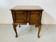 AN ANTIQUE OAK 3 DRAWER COLLECTORS CHEST WITH BRASS FIXTURES THE 3 INTERNAL FITTED DRAWERS ENCLOSED