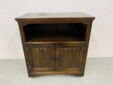 AN OAK FINISH TWO DOOR CABINET WITH LINEN FOLD DETAIL W 79CM. H 84CM. D 46CM.