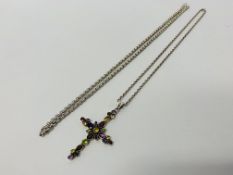 A SILVER CURB LINK NECKLACE LENGTH 28 INCH ALONG WITH A SILVER CROSS PENDANT NECKLACE,