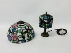 A SMALL REPRODUCTION TIFFANY STYLE TABLE LAMP,