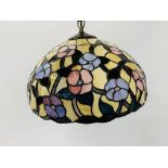 A REPRODUCTION TIFFANY STYLE PENDANT LIGHT FITTING,