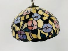 A REPRODUCTION TIFFANY STYLE PENDANT LIGHT FITTING,