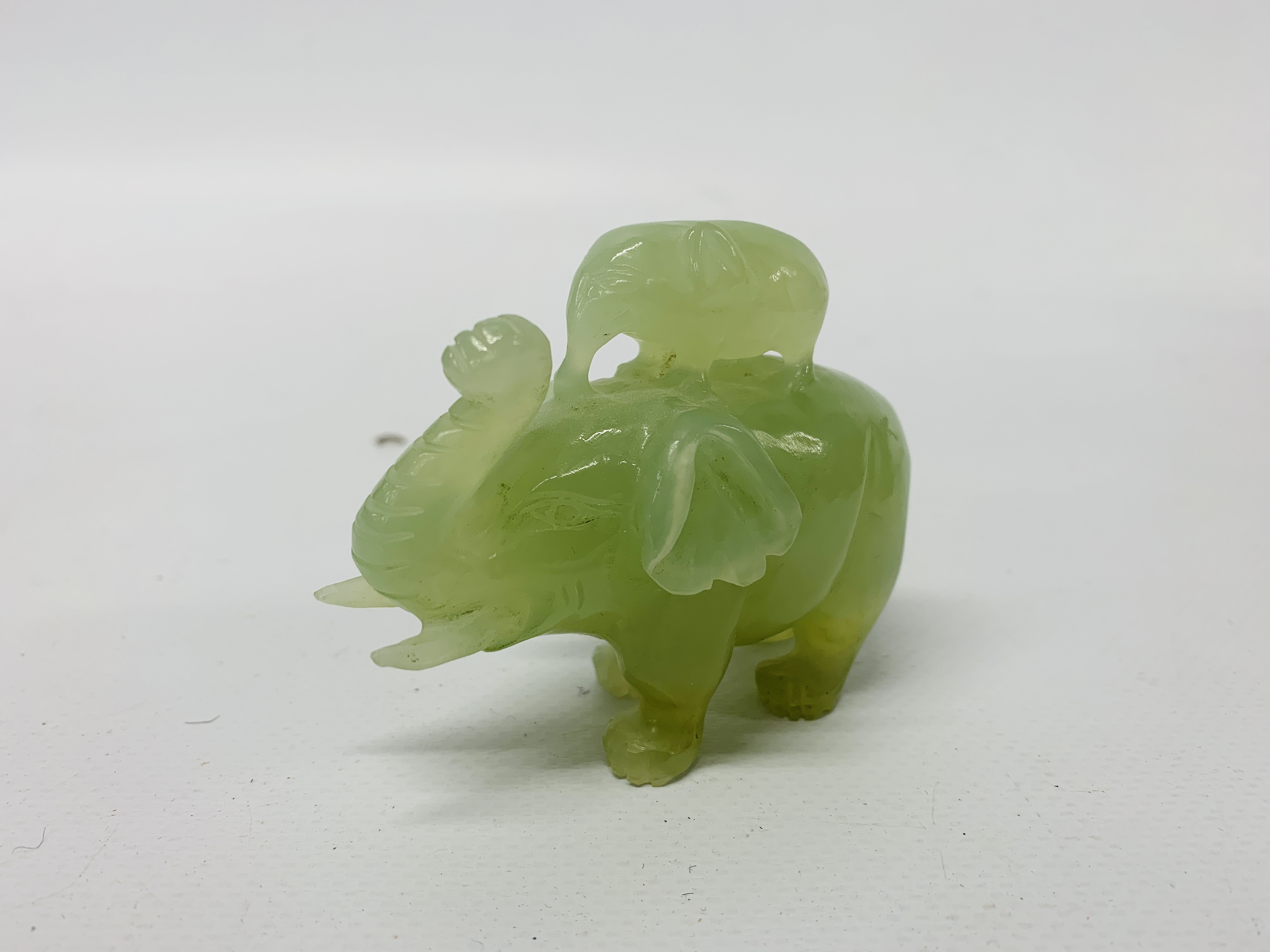 TWO JADE MINATURE ANIMAL SCULPTURES "PIG" HEIGHT 3cm LENGTH 5cm AND ELEPHANT HEIGHT 6cm LENGTH 7. - Bild 4 aus 7