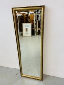 A QUALITY GILT FRAMED DRESSING MIRROR WITH BEVELLED GLASS PLATE.