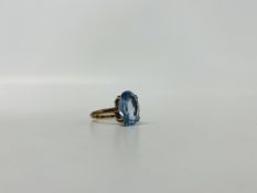 A 9CT GOLD BLUE STONE SET DRESS RING (CHIPS TO STONE)