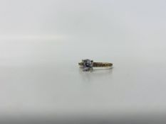 A 9CT GOLD CZ SOLITAIRE RING WITH SMALL CZ STONES SET TO SHOULDERS