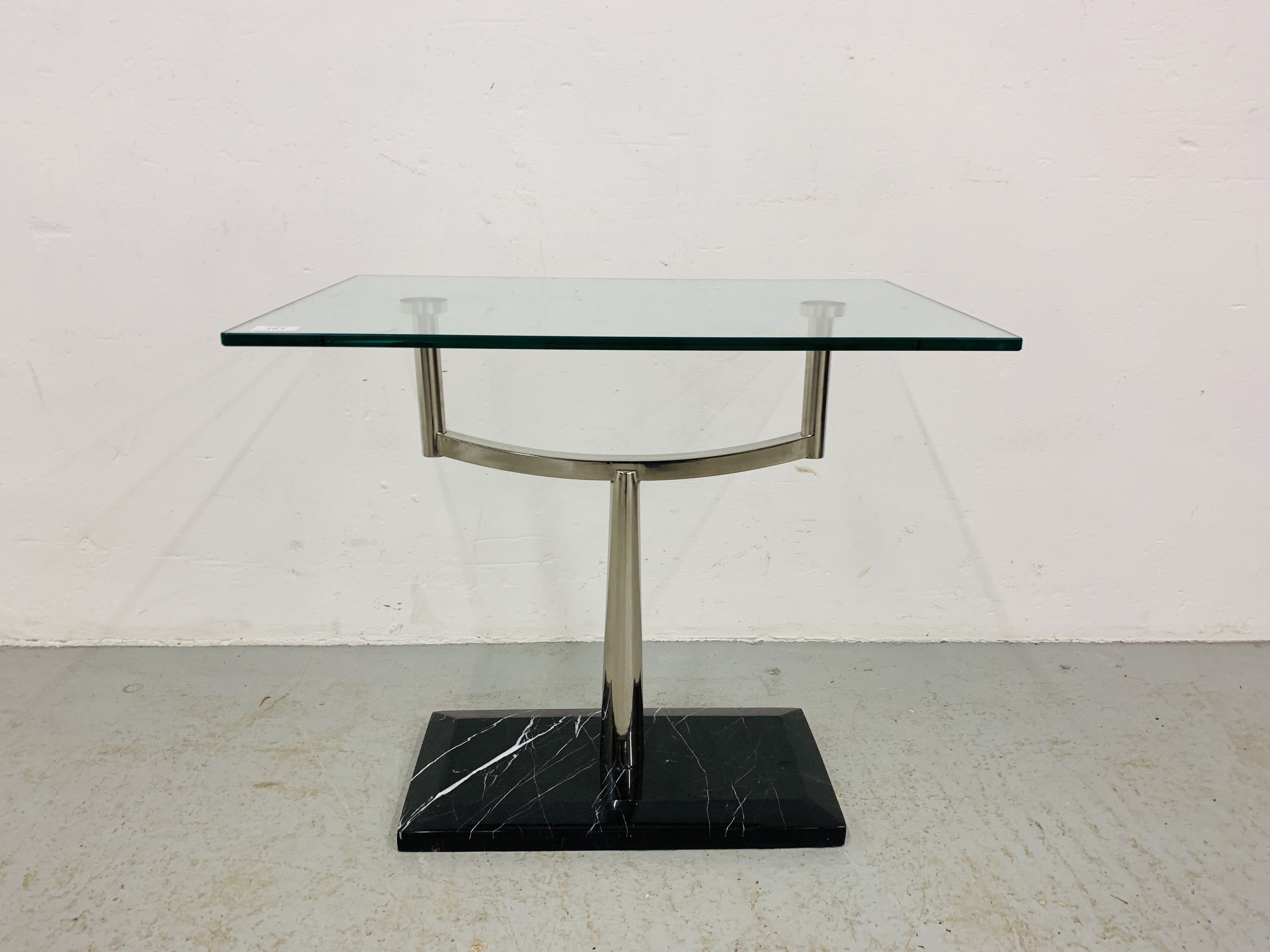 A DESIGNER CHROMIUM PEDESTAL STAND WITH MARBLE BASE AND GLASS TOP. W 69CM. D 46CM. H 61CM. - Bild 3 aus 3