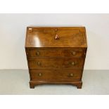 AN ANTIQUE MAHOGANY 3 DRAWER BUREAU WITH INLAID DETAIL & BRASS HANDLES AND FITTED INTERIOR.