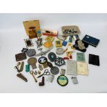 A TRAY CONTAINING MIXED COLLECTABLES TO INCLUDE VINTAGE CARAVAN,