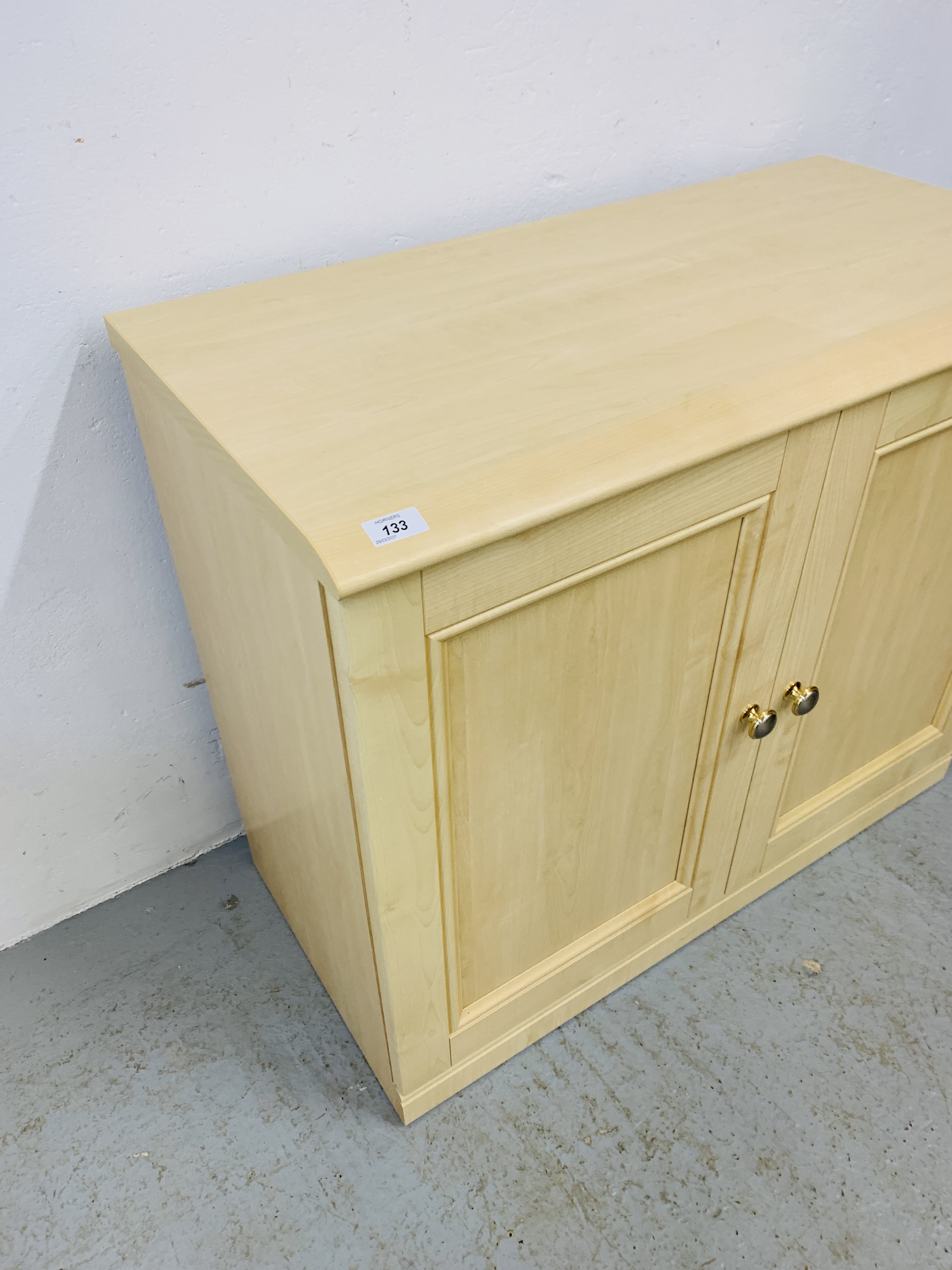 A LIGHT ASH FINISH TWO DOOR SHELVED STORAGE CABINET. WIDTH 90cm, HEIGHT 76cm, DEPTH 45cm. - Image 5 of 6