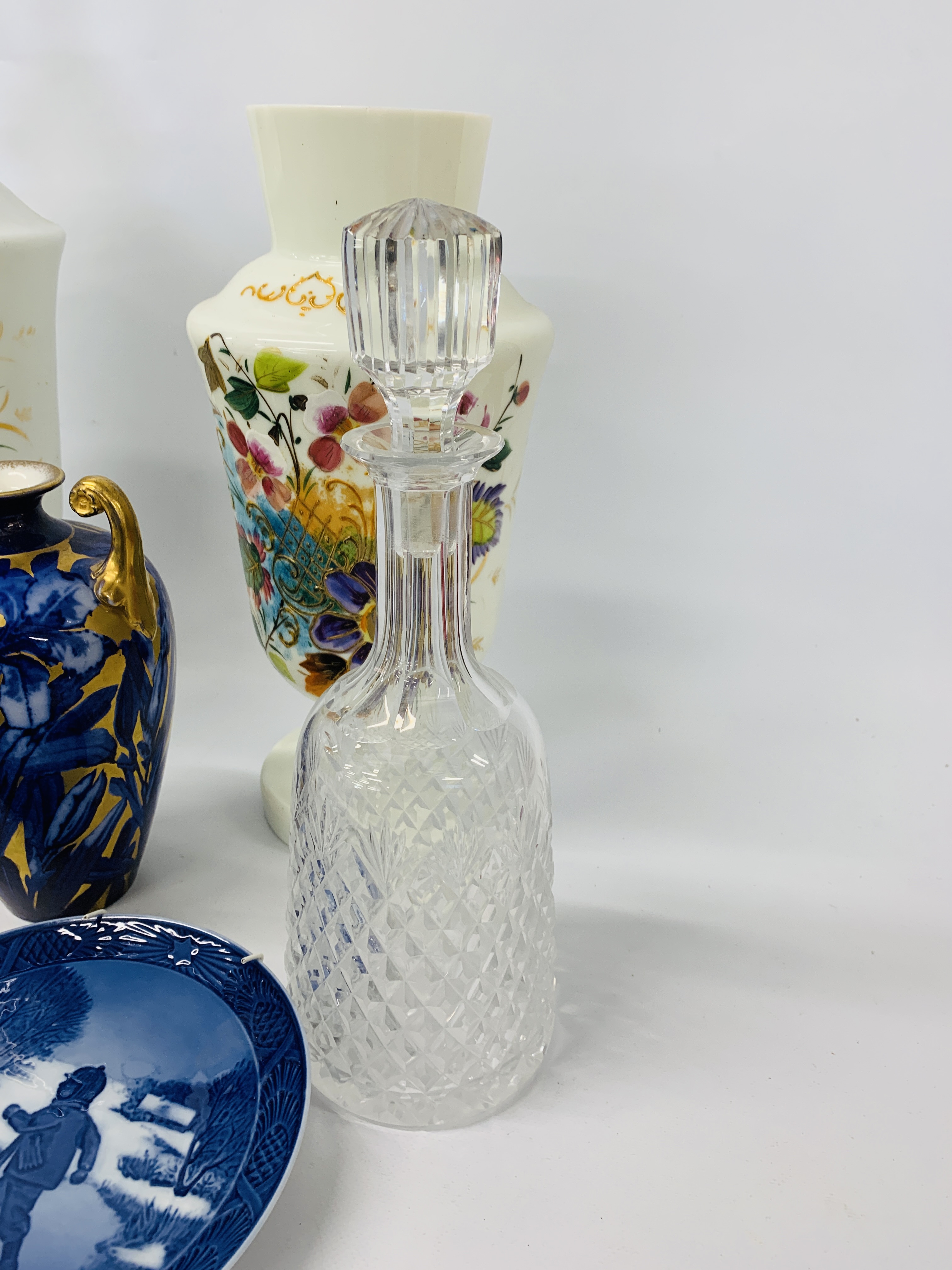 AN OPAQUE GLASS LIDDED VASE AND MATCHING PAIR OF VASES WITH HAND PAINTED FLORAL DECORATION, - Image 12 of 15