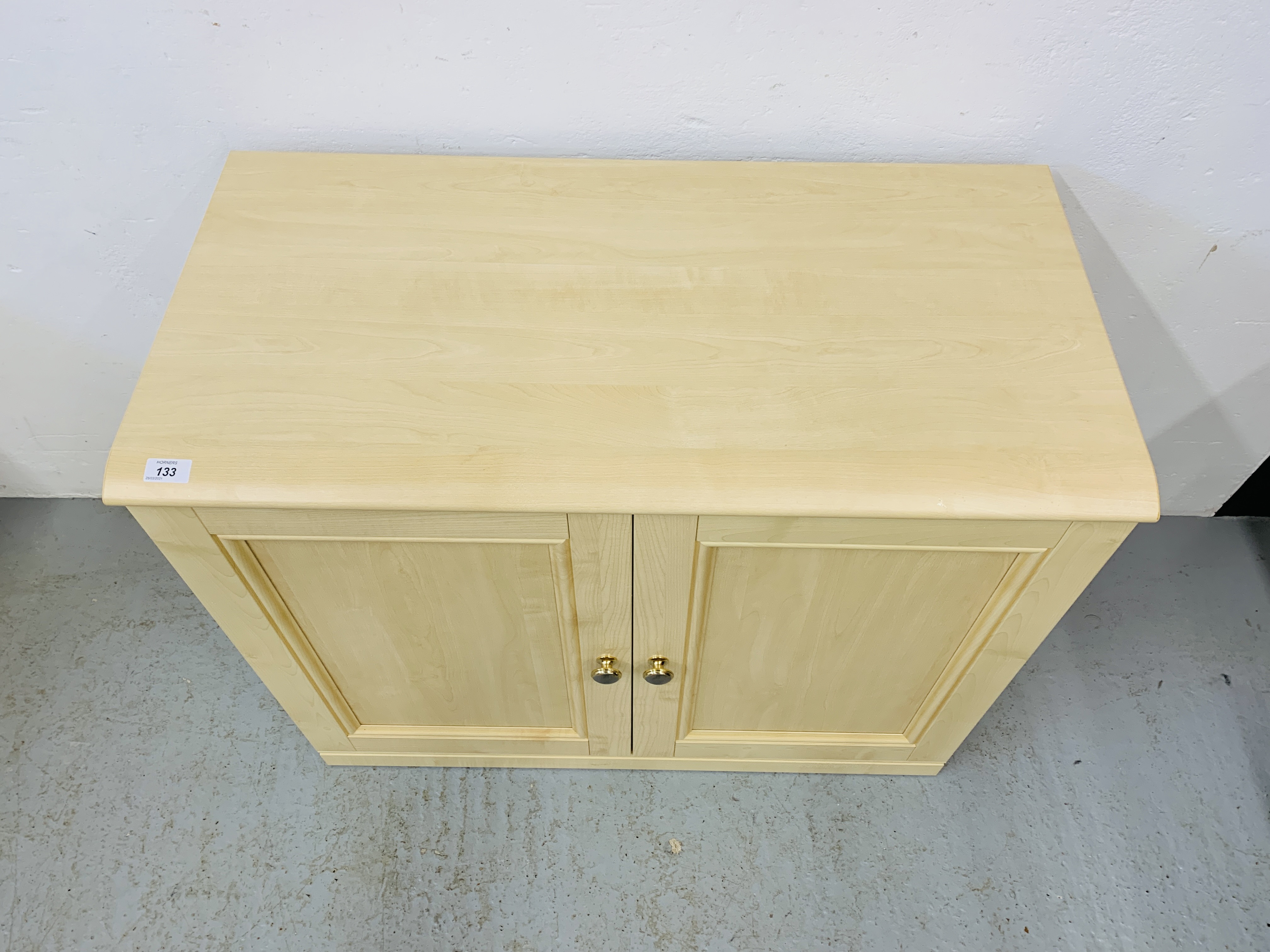 A LIGHT ASH FINISH TWO DOOR SHELVED STORAGE CABINET. WIDTH 90cm, HEIGHT 76cm, DEPTH 45cm. - Image 2 of 6