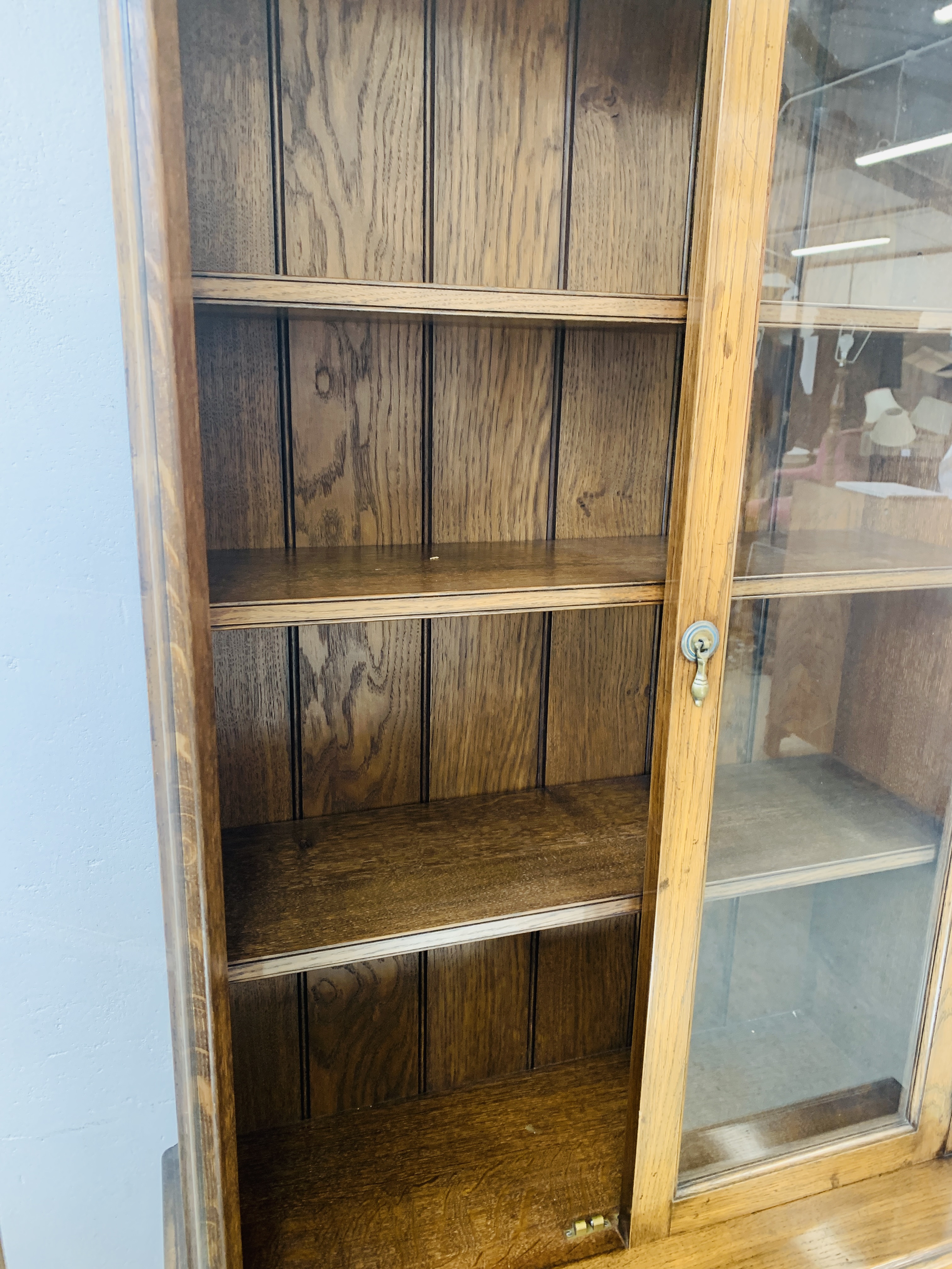 A QUALITY REPRODUCTION OAK BOOKCASE WITH CUPBOARD BASE BY DAVID NOTTAGE CABINET MAKER - W 75cm. - Image 10 of 14