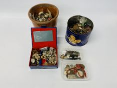 AN EXTENSIVE GROUP OF VINTAGE BUTTONS AND COSTUME JEWELLERY TO INCLUDE DECO BELT BUCKLE,