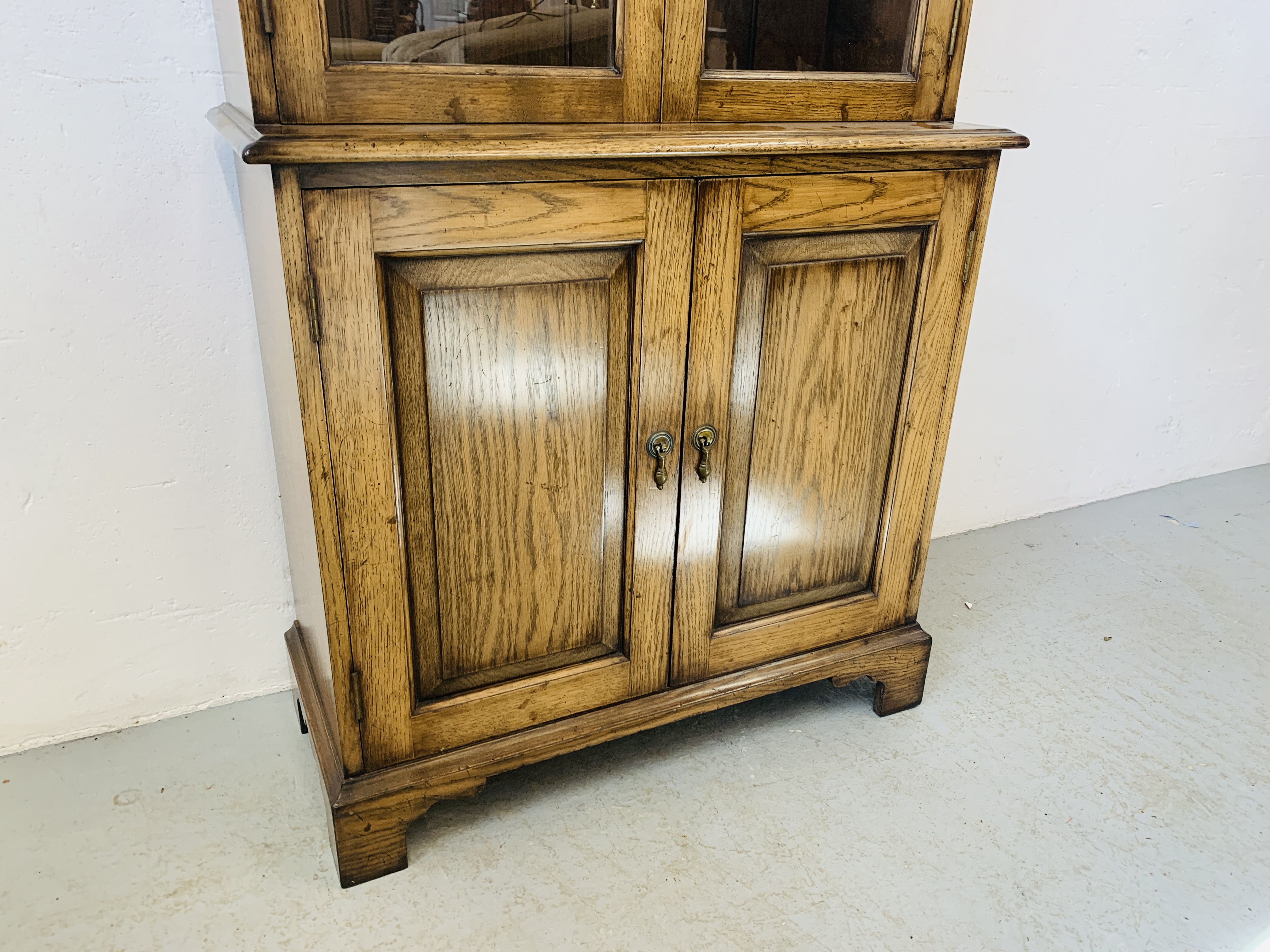 A QUALITY REPRODUCTION OAK BOOKCASE WITH CUPBOARD BASE BY DAVID NOTTAGE CABINET MAKER - W 75cm. - Image 4 of 14