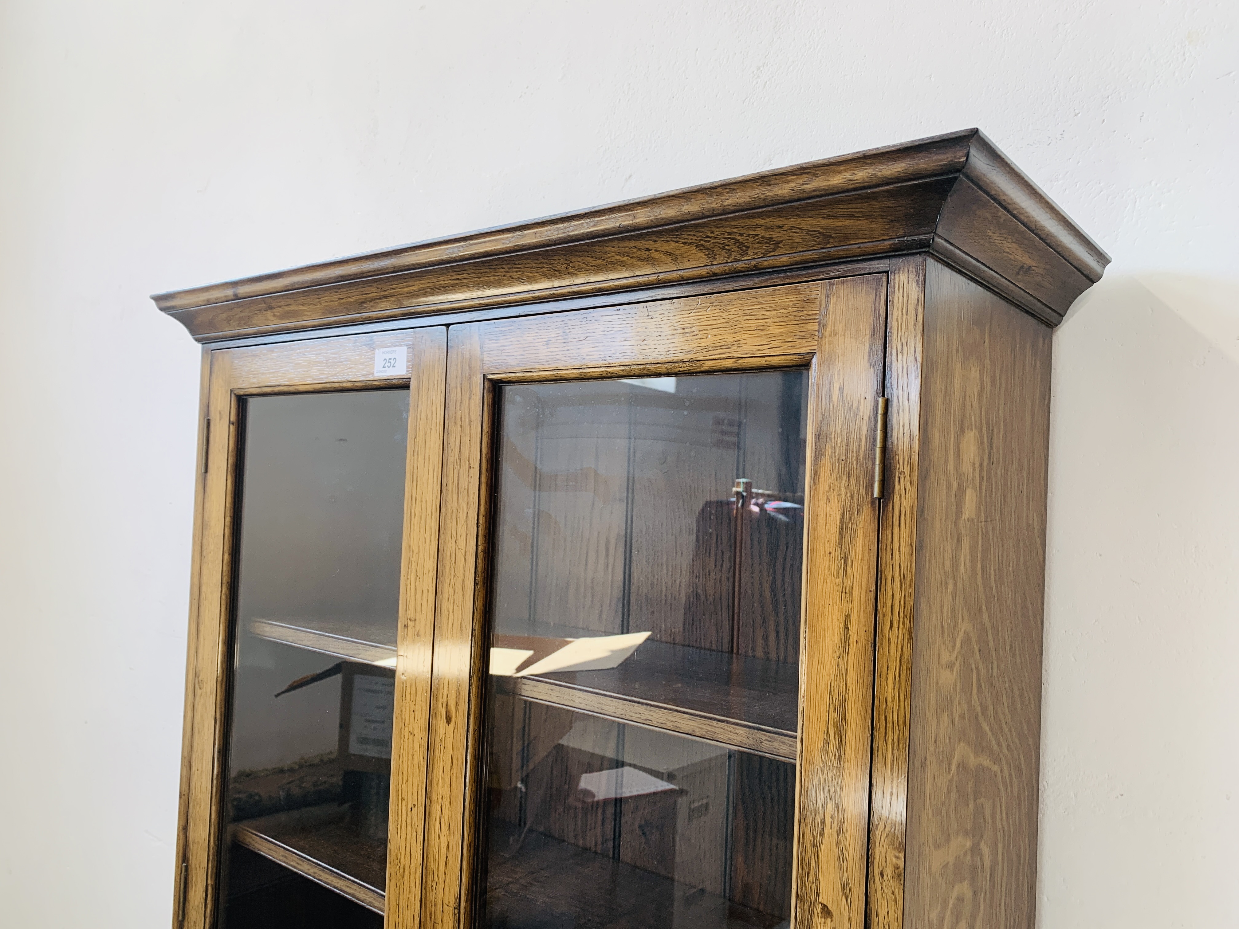 A QUALITY REPRODUCTION OAK BOOKCASE WITH CUPBOARD BASE BY DAVID NOTTAGE CABINET MAKER - W 75cm. - Image 7 of 14