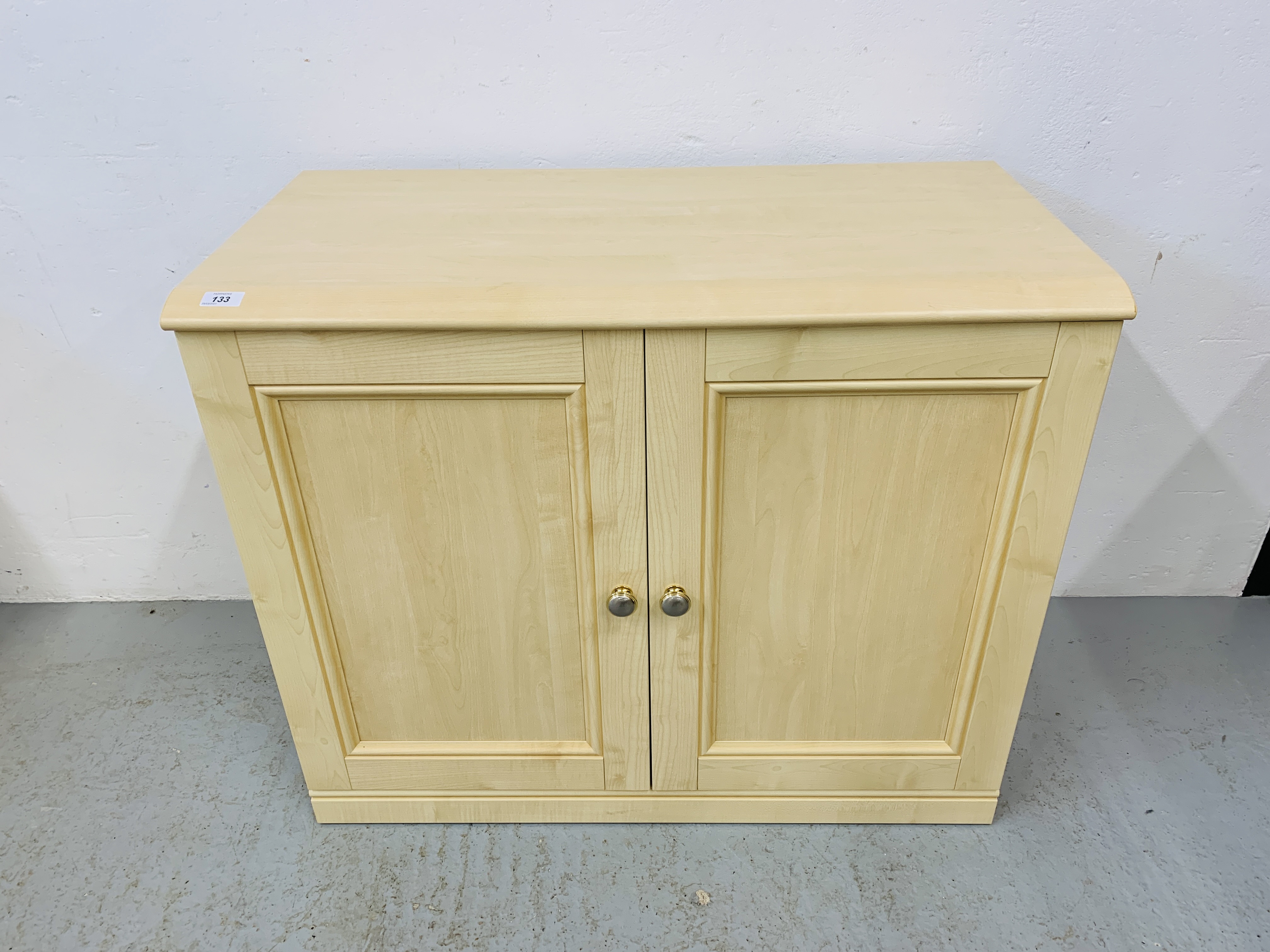 A LIGHT ASH FINISH TWO DOOR SHELVED STORAGE CABINET. WIDTH 90cm, HEIGHT 76cm, DEPTH 45cm.