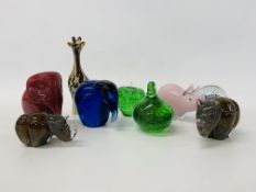 A COLLECTION OF OF TWELVE ART GLASS ANIMAL AND FRUIT SCULPTURES TO INCLUDE WEDGWOOD AND LANGHAM