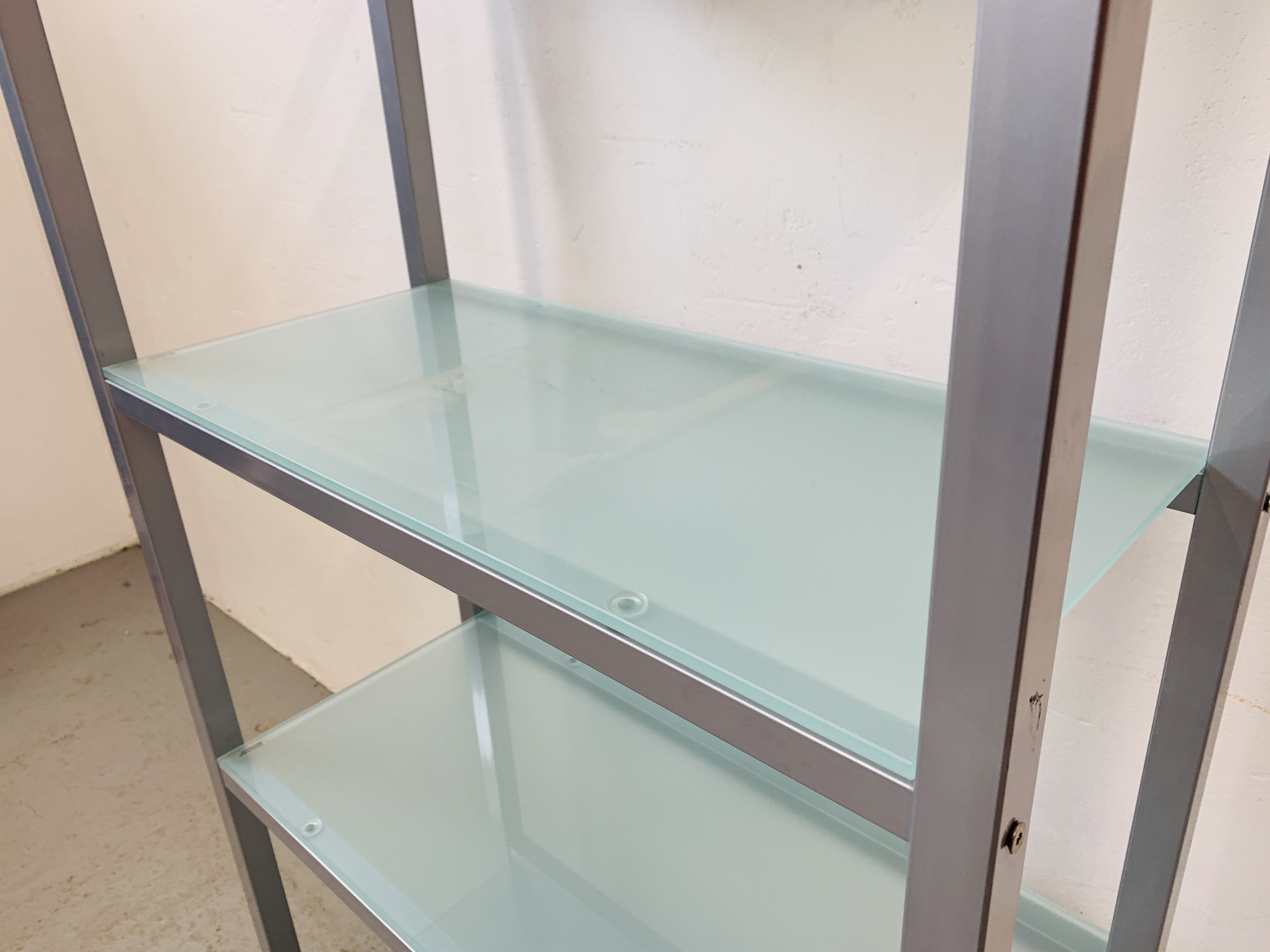 A MODERN DESIGNER STEEL FRAMED 4 TIER SHELF WITH GLASS SHELVES - Image 4 of 6